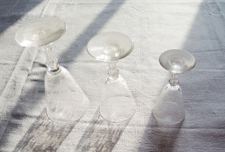 Former service of 30 engraved crystal foot glasses