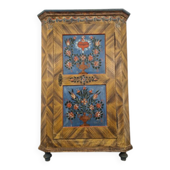 Armoire de mariée peinte à l'art populaire
