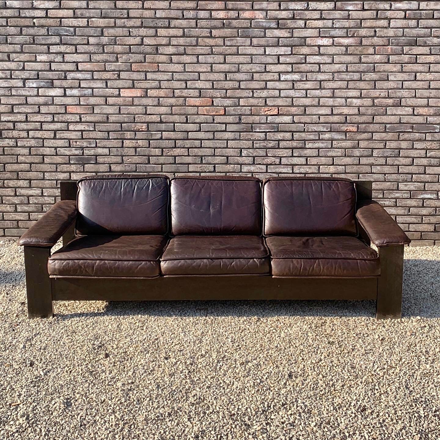 Brutalist sofa in brown leather by Harry de Groot for Leolux, 1970.