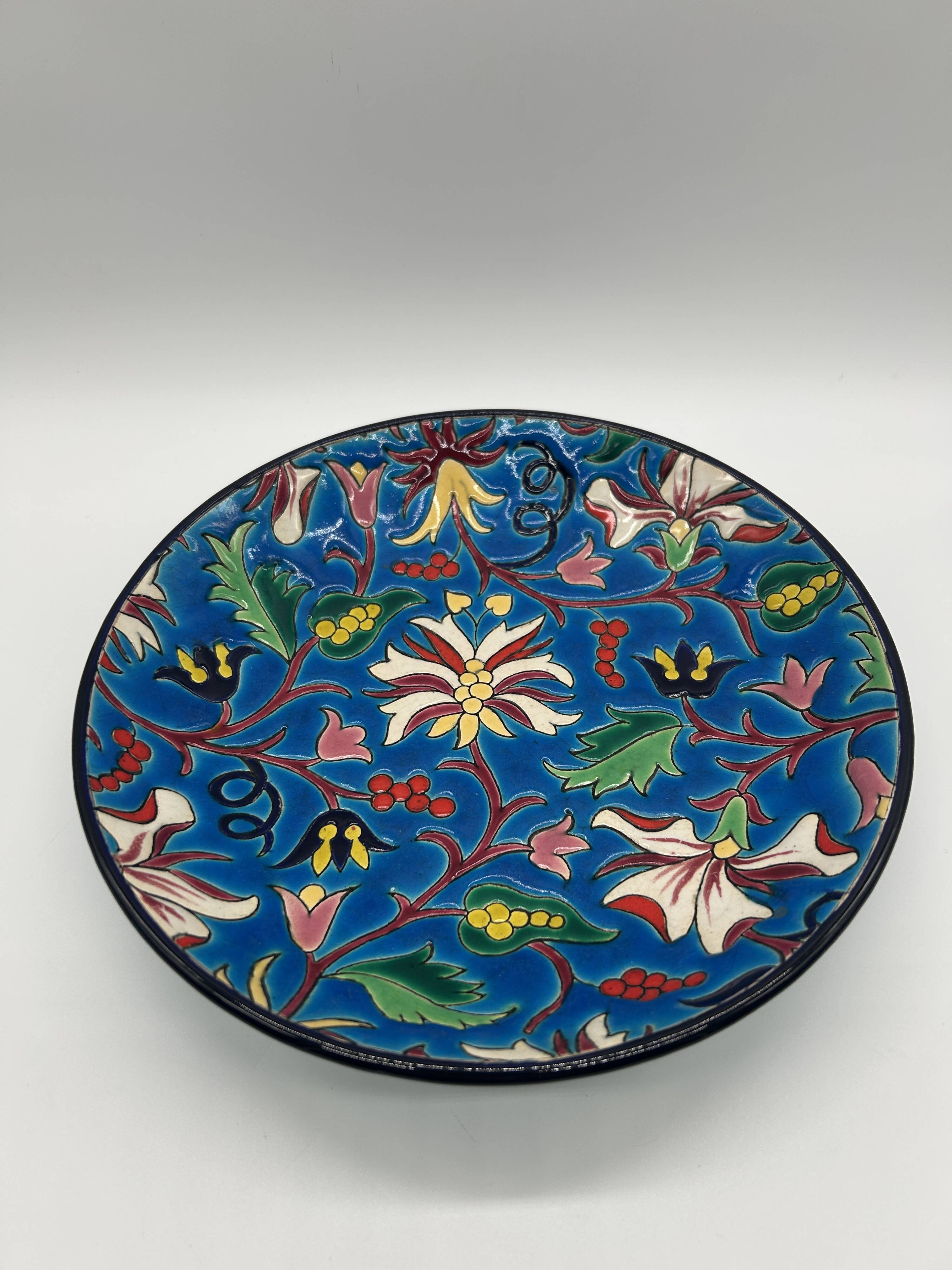 Assiette en faïence et émaux de Longwy