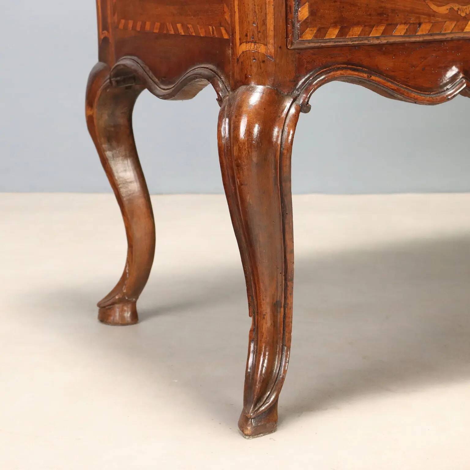 Antique baroque secretary cabinet with a drop-down front in walnut and maple, Italy, 18th century.