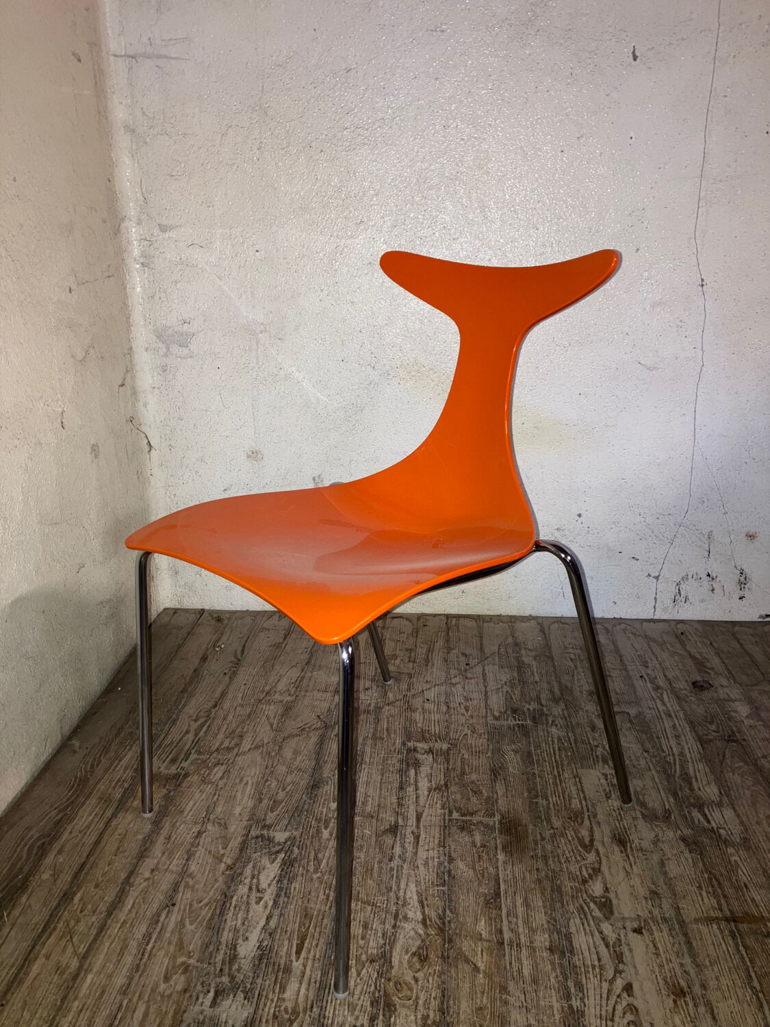 4 orange chairs Delfy chairs design Gino Carollo Ciacci Kreaty