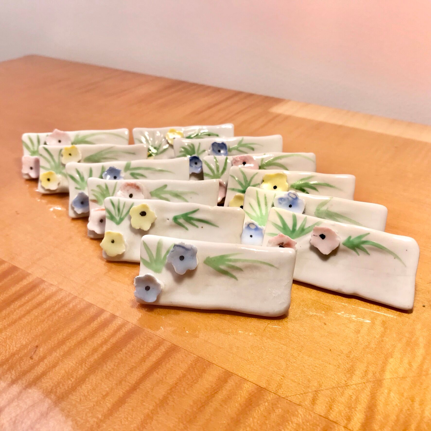 Set of 12 knife holders or porcelain table name holders