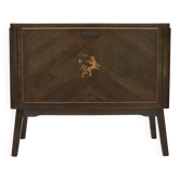 Années 1960, commode radio/TV danoise, bois de frêne laqué, porte en marqueterie de bois.