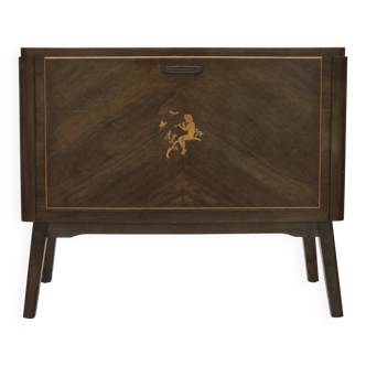 Années 1960, commode radio/TV danoise, bois de frêne laqué, porte en marqueterie de bois.