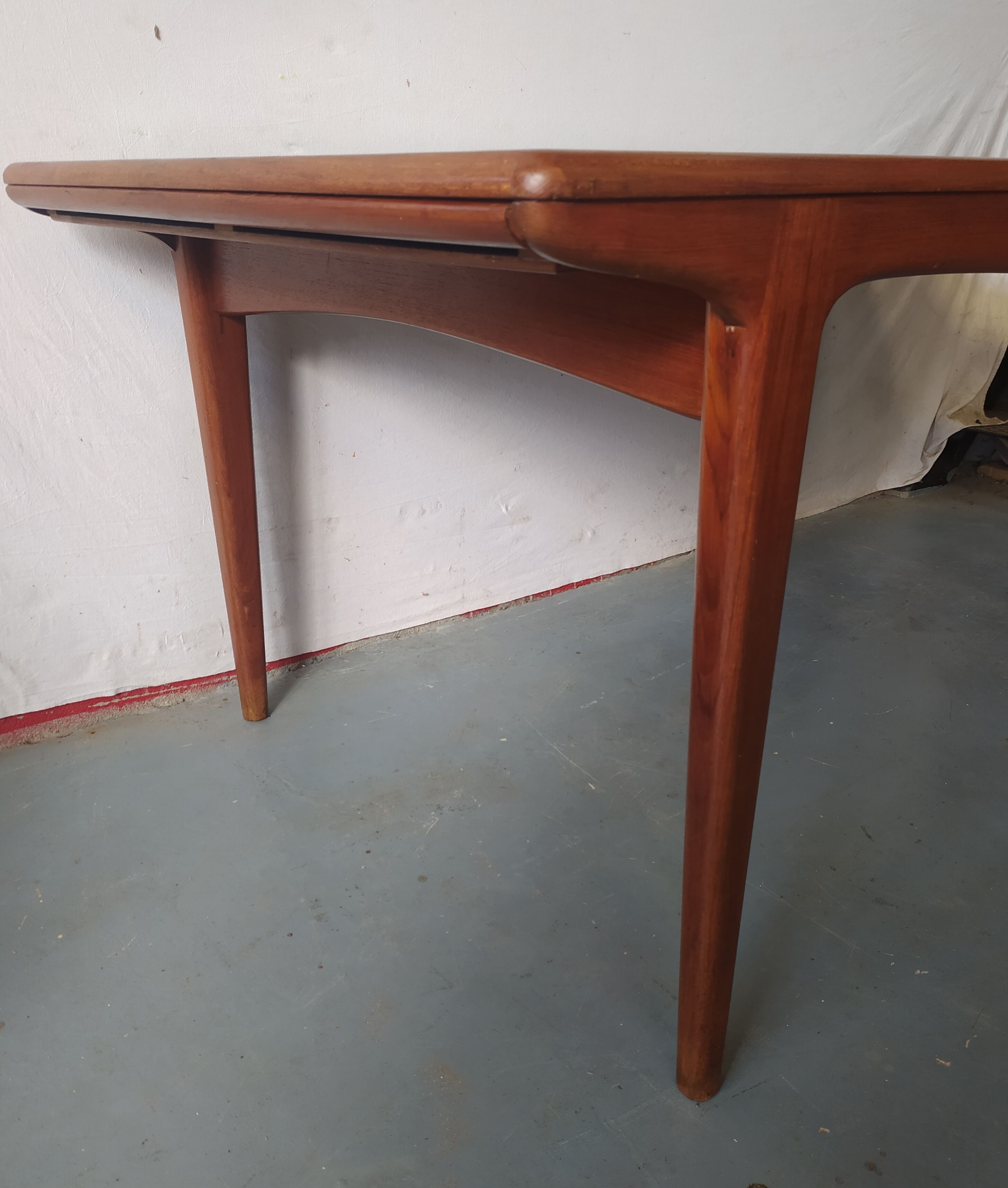 Extendable table in solid teak