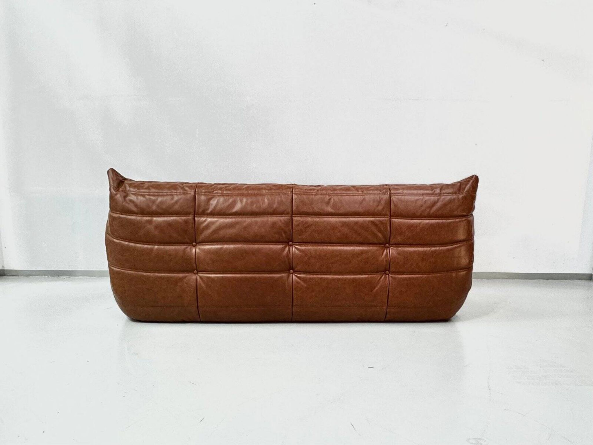 Sofa Togo en cuir cognac attribué à Michel Ducaroy pour Ligne Roset.
