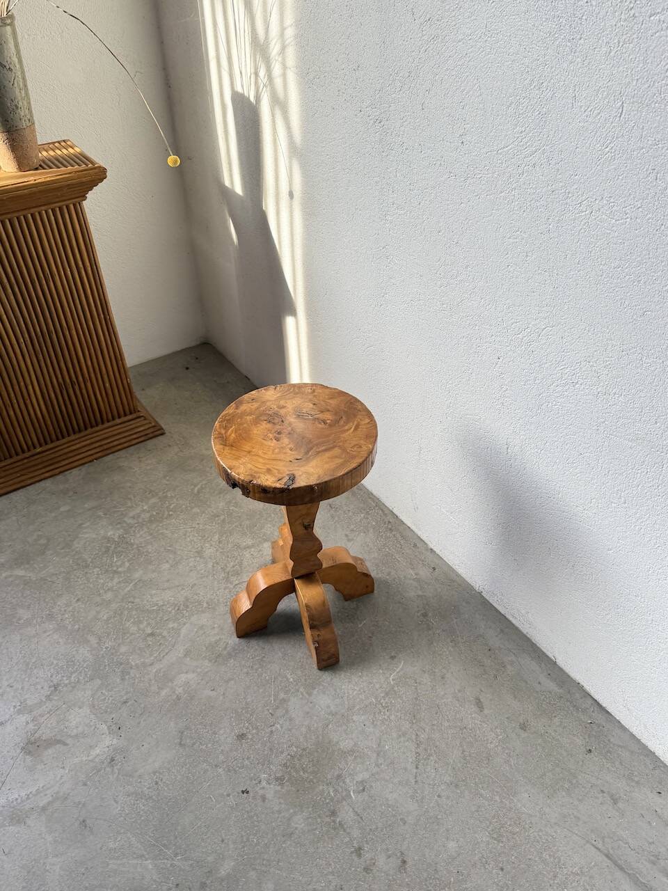 Tabouret artisanal en orme, art populaire