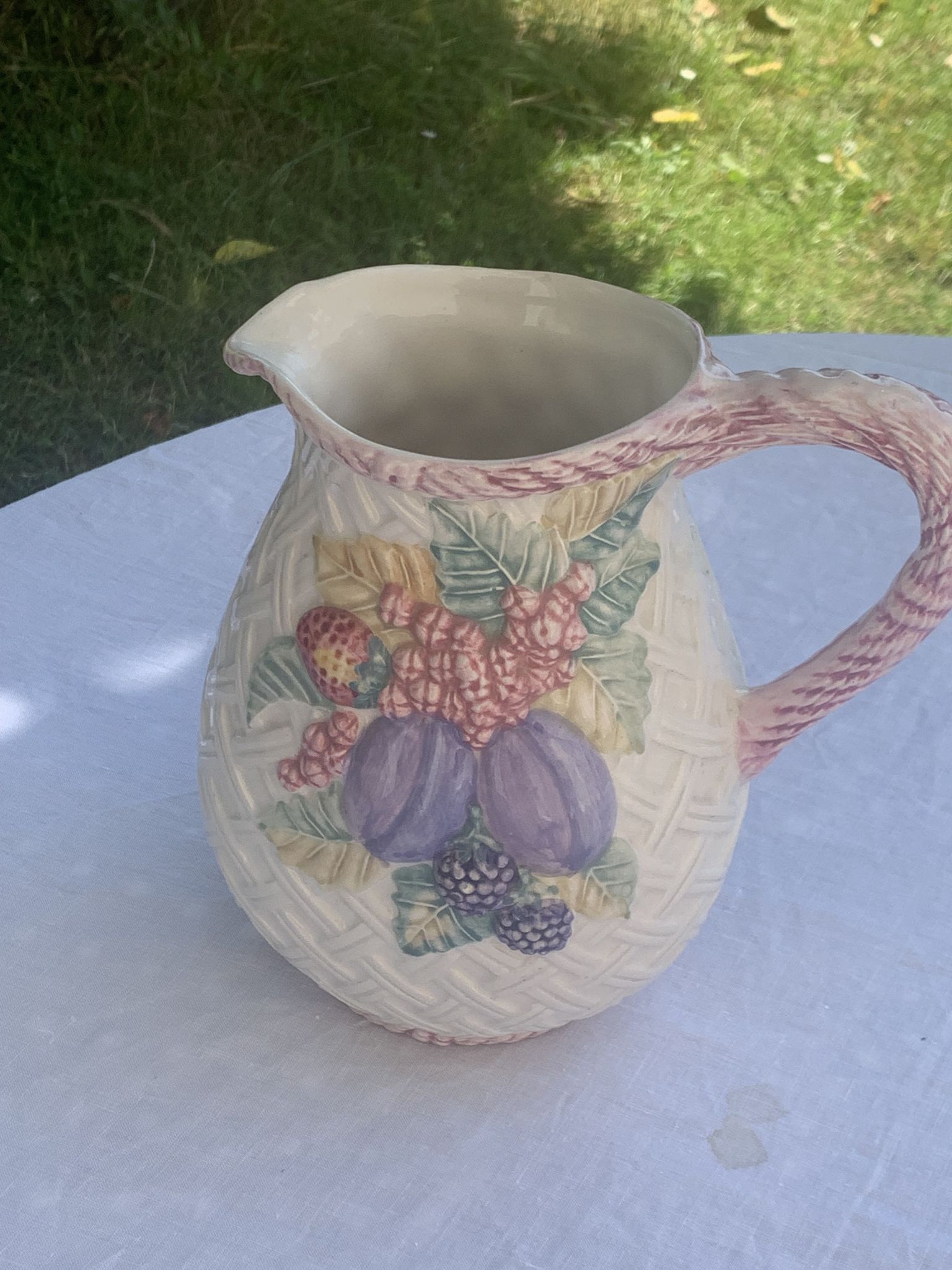 Cruche en barbotine en céramique émaillée motif panier et fruits vintage