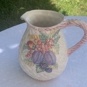 Cruche en barbotine en céramique émaillée motif panier et fruits vintage