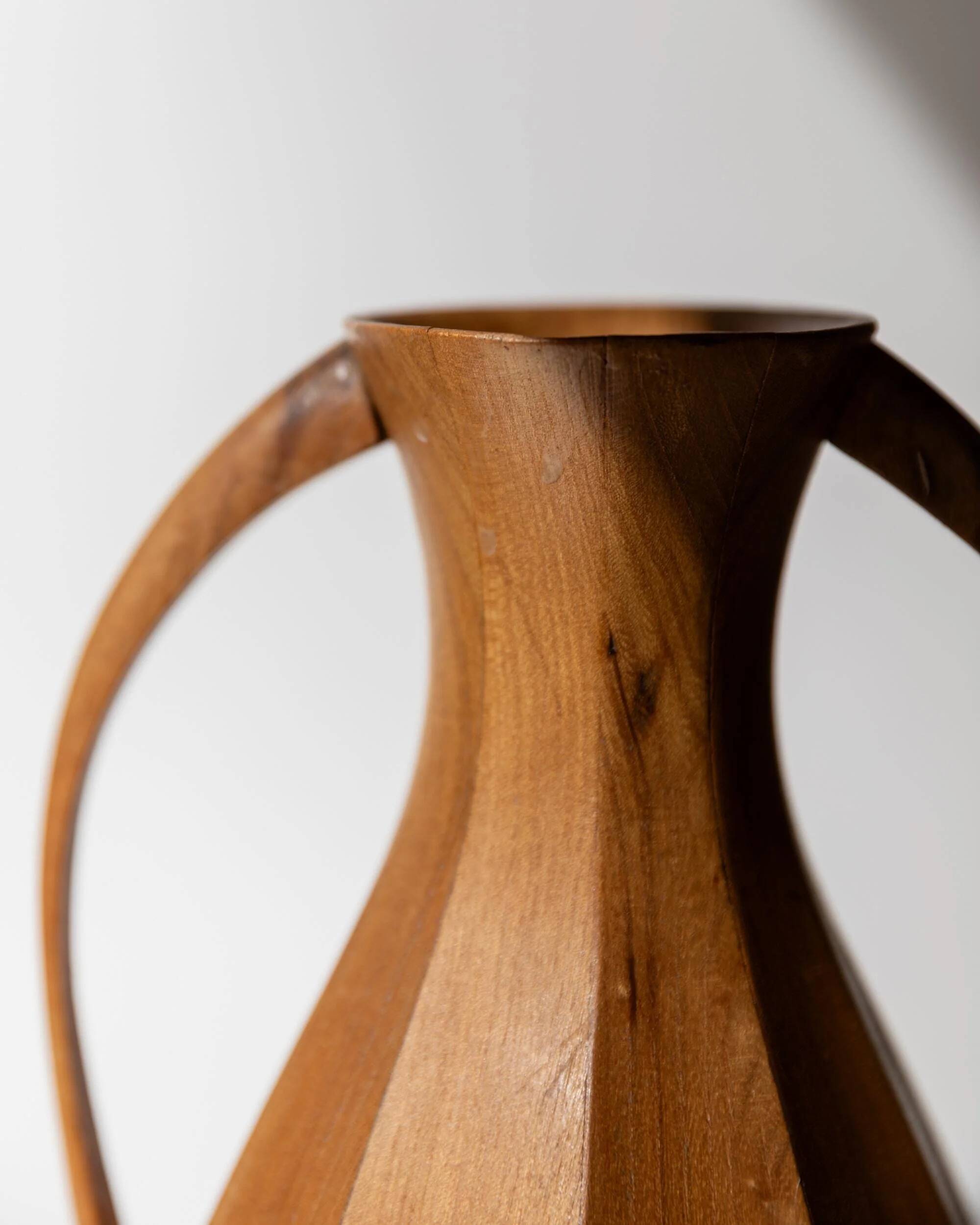 Vase vintage en bois des années 1960 avec deux anses, forme amphore classique, intérieur en métal, objet décoratif design, idée cadeau élégante