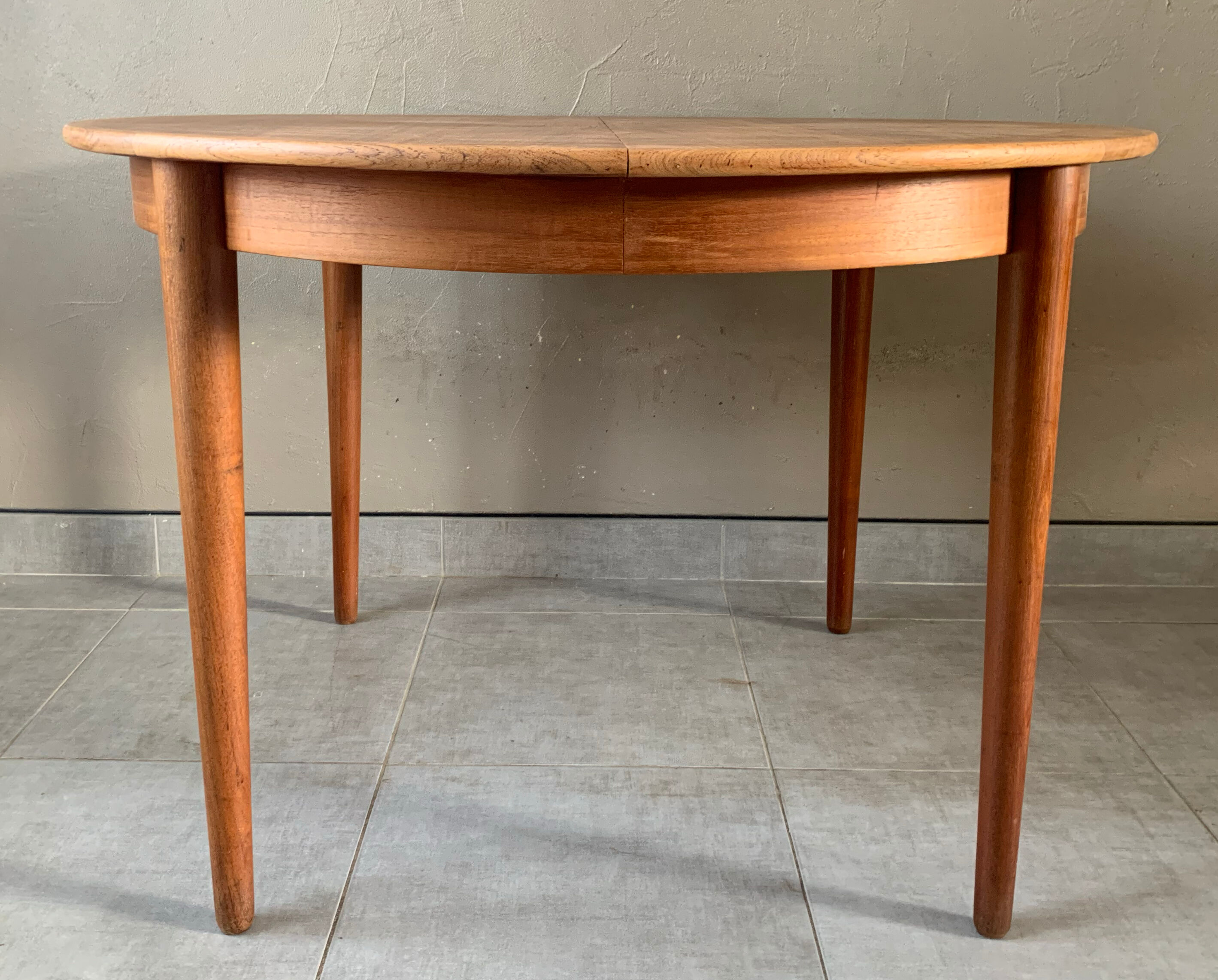 Danish teak dining table mSe Mobler, distributed by Samcom