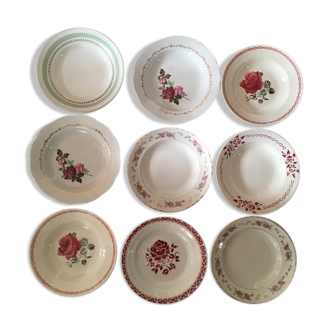 Old hollow plates in red and green