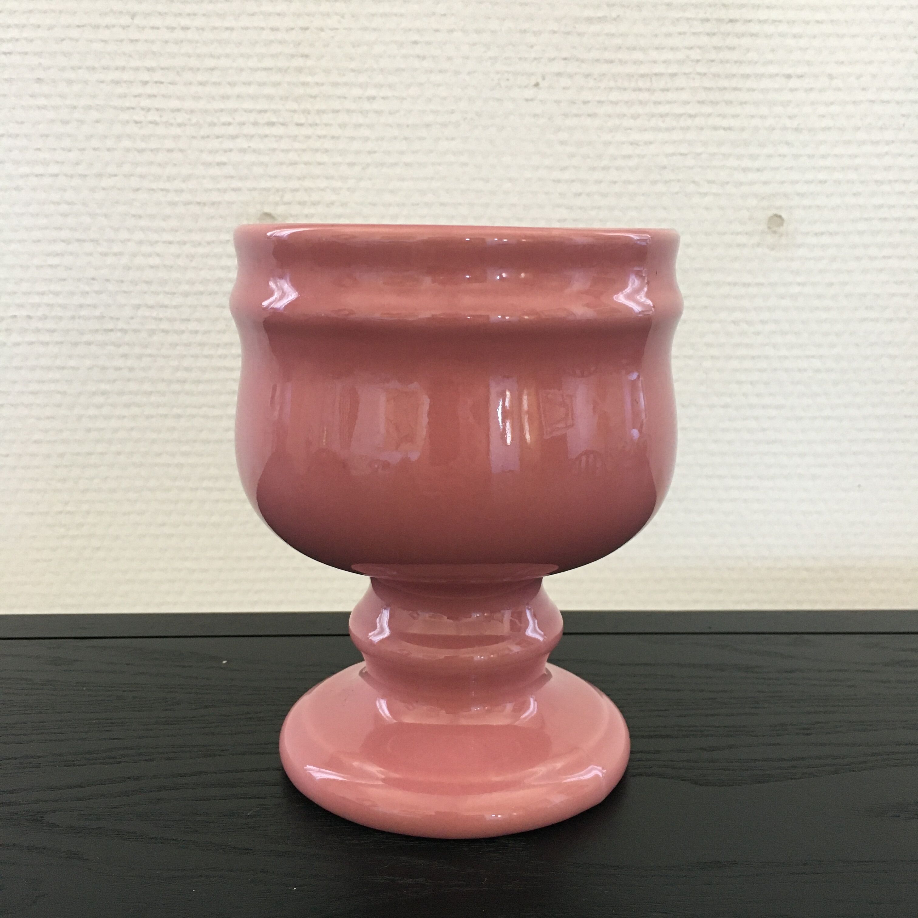 Cache pot sur pied rose
