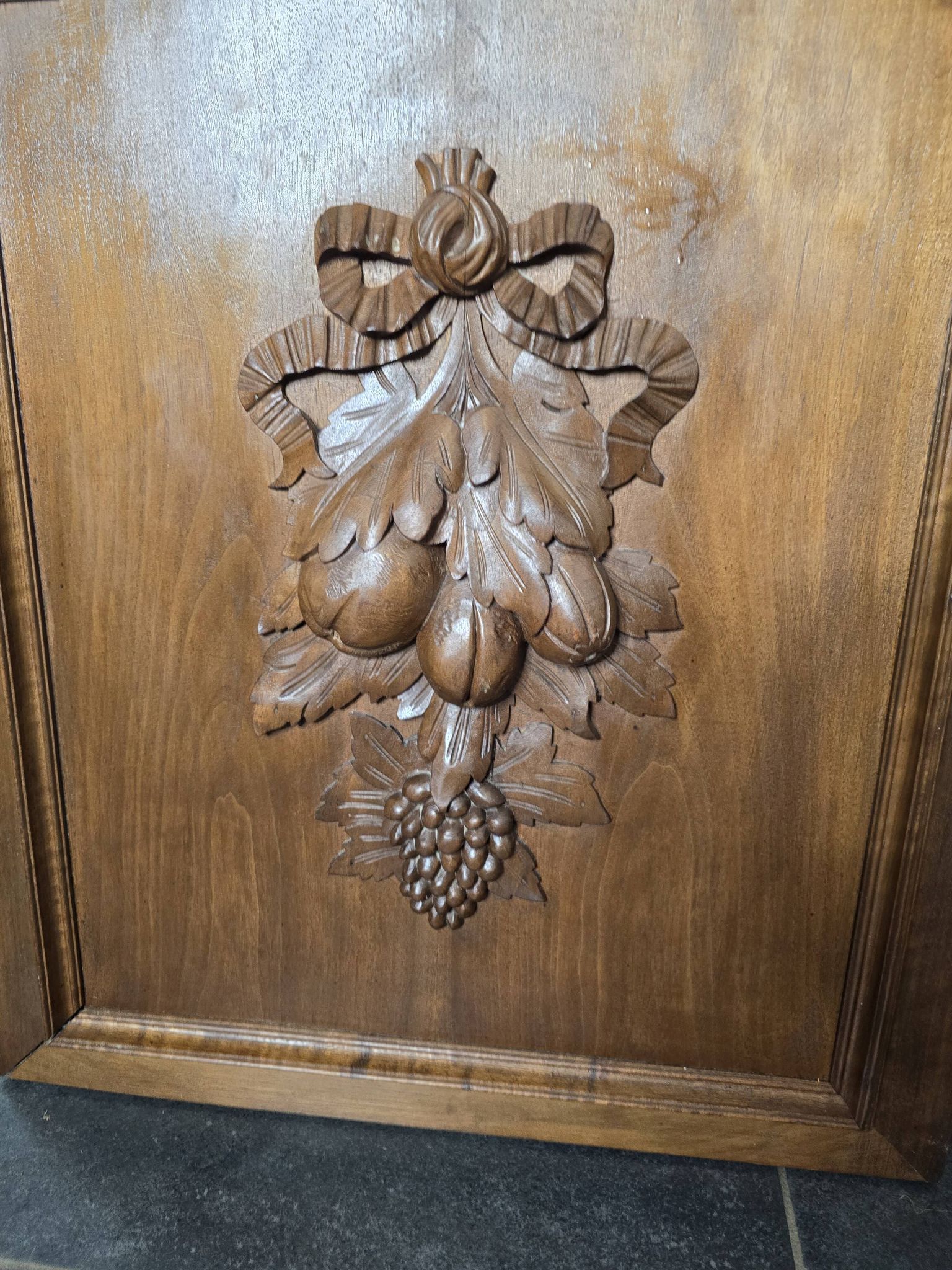 Paire de portes en bois sculpté en noyer