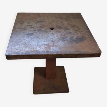 Vieille table de bistrot en métal.