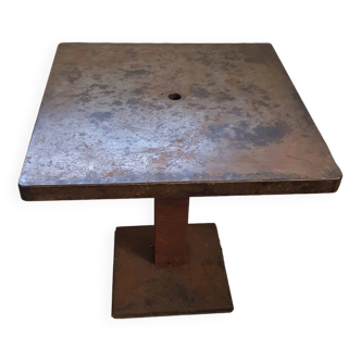 Vieille table de bistrot en métal.