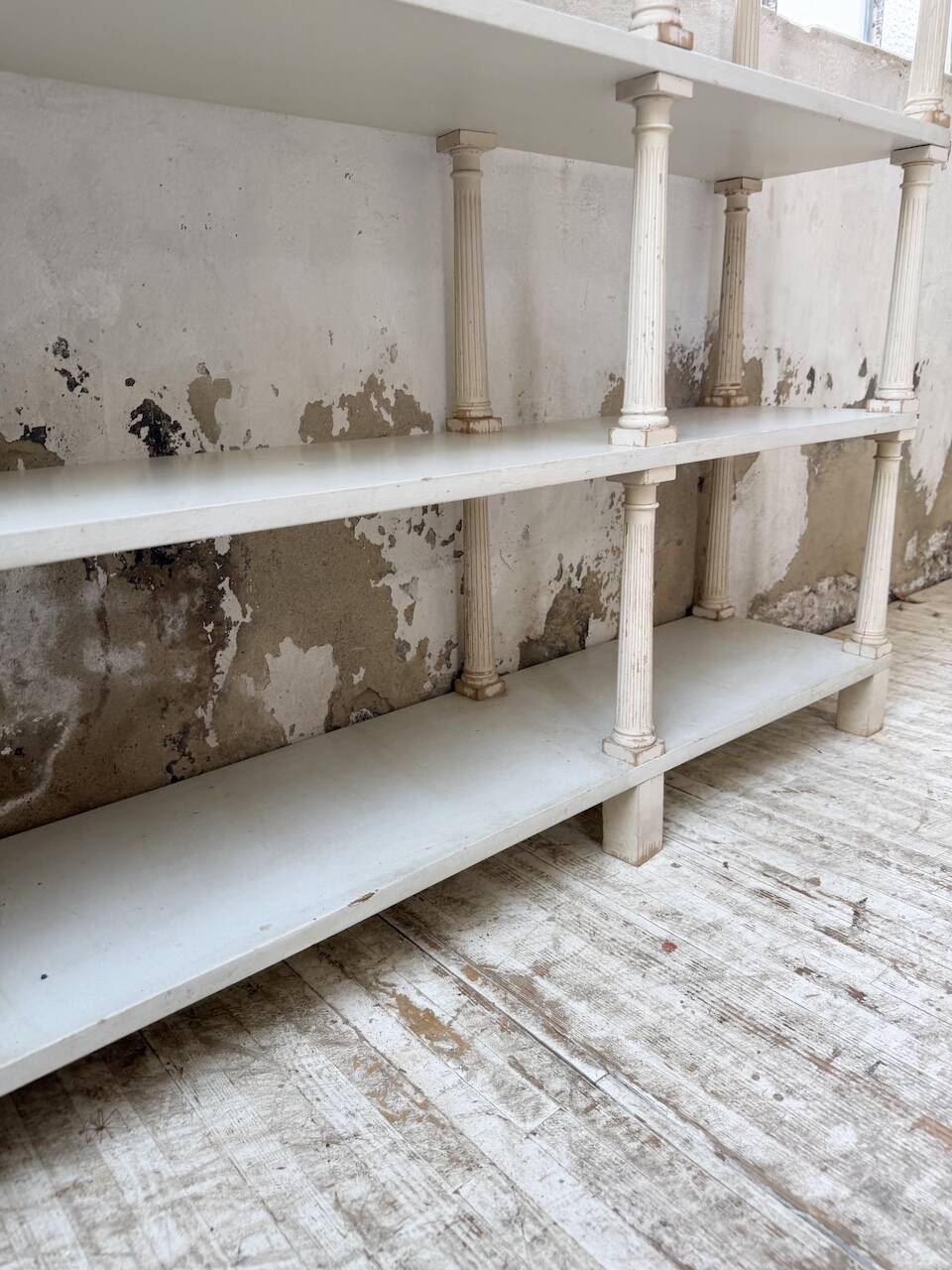 Bibliothèque, étagère XL Napoléon en bois patiné blanc
