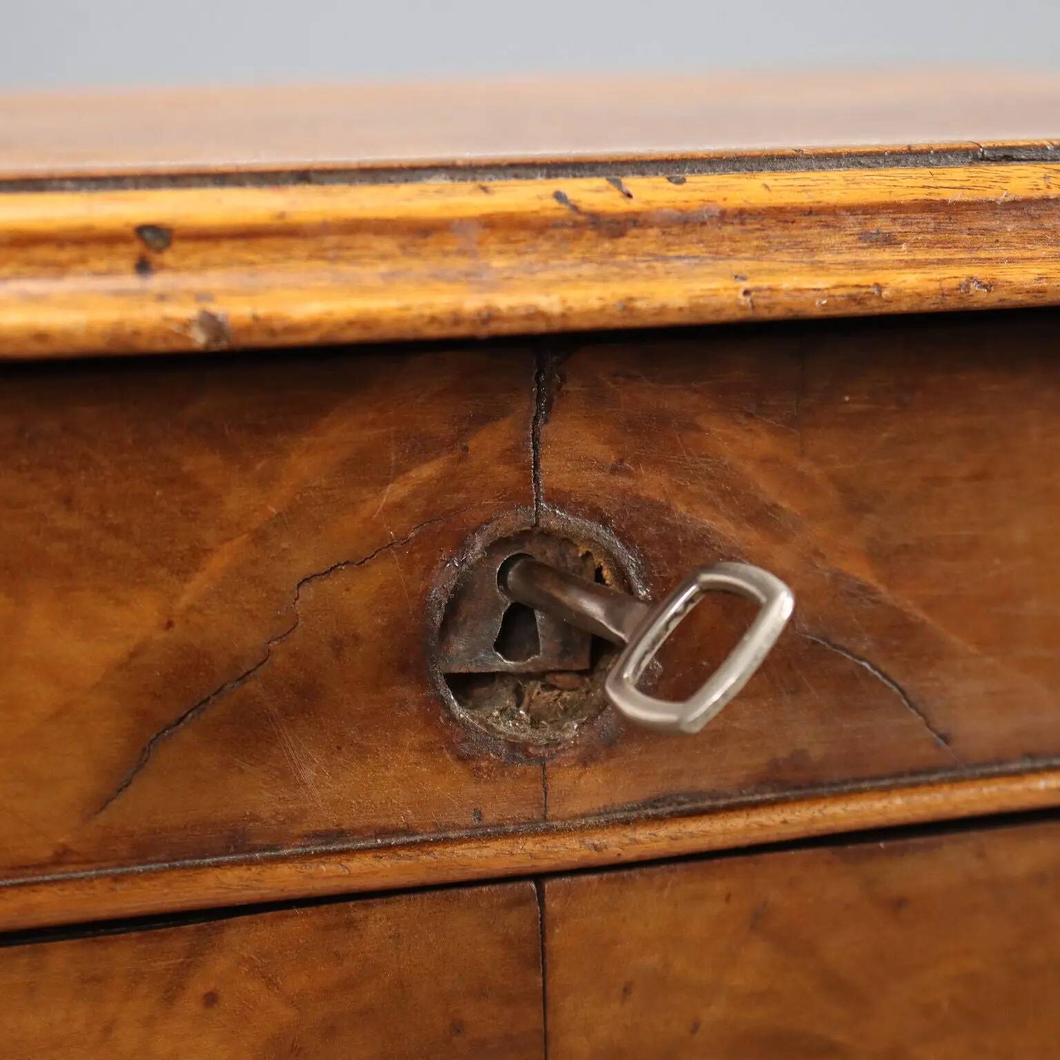 Antique sewing table in walnut and cherry wood, 19th century.