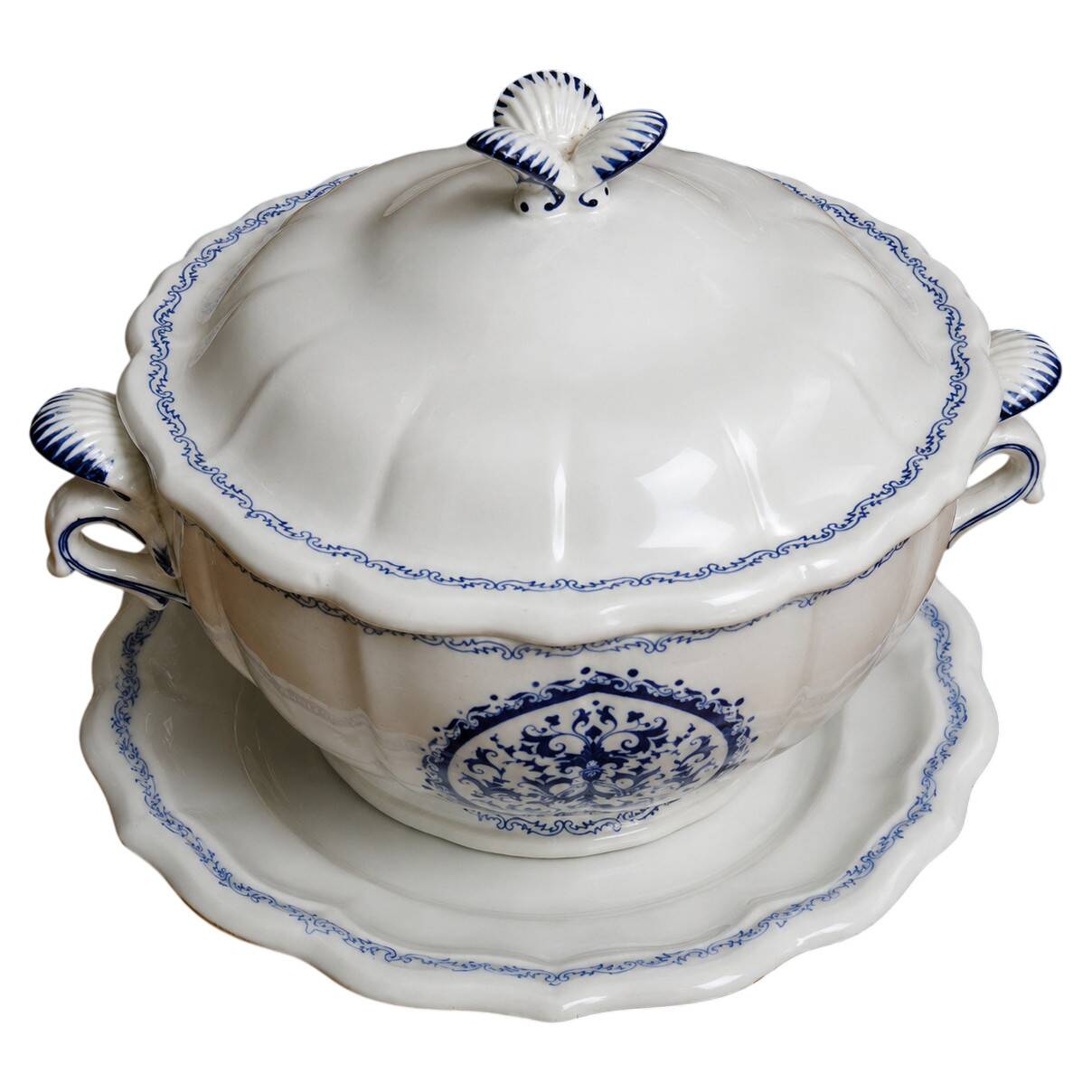 Covered soup tureen and its stand in Gien earthenware –
