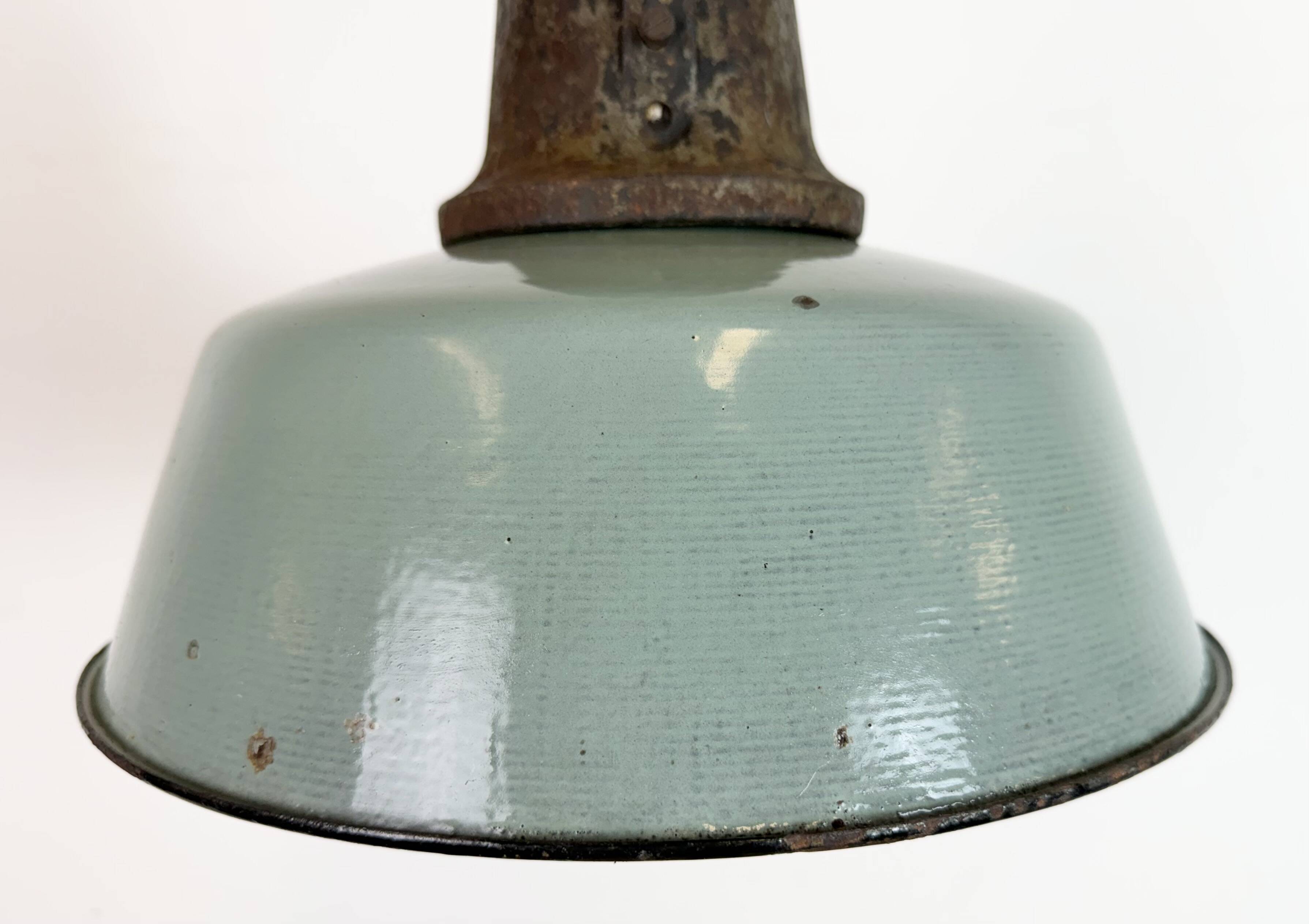 Lampe d'usine industrielle en émail à pétrole avec dessus en fonte, années 1960
