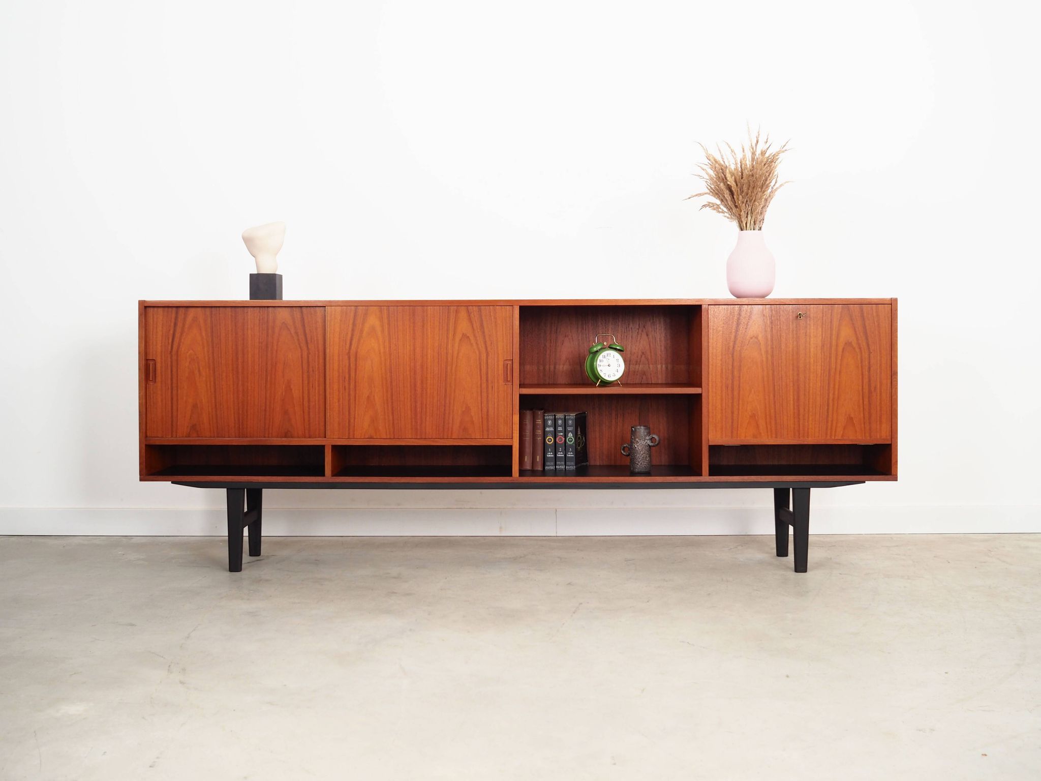 Buffet en teck, design danois, années 1970, production : Danemark
