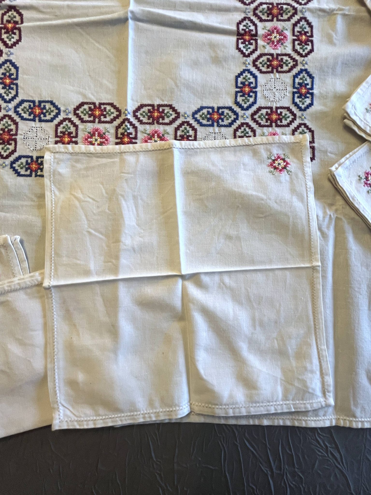 Linge de maison, nappe à thé brodée 6 serviettes vers 1960