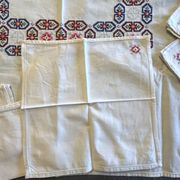 Linge de maison, nappe à thé brodée 6 serviettes vers 1960