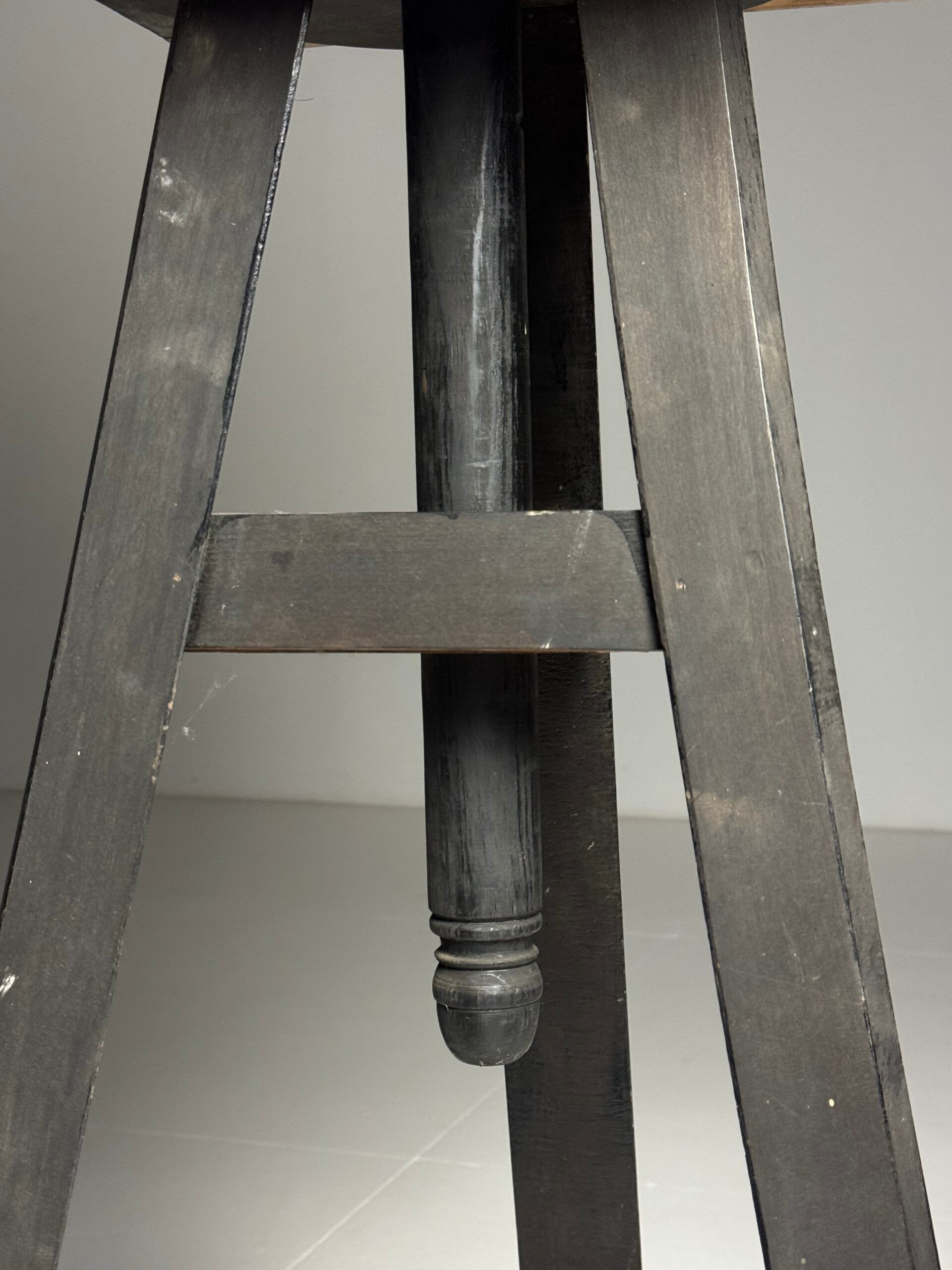 Sculpture stand antique black