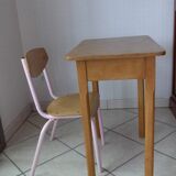 Pupitre avec sa chaise rose