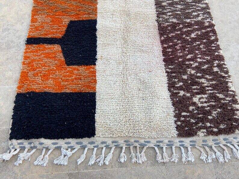 Handmade wool rug in colourful patterns, size 150x250 cm.
