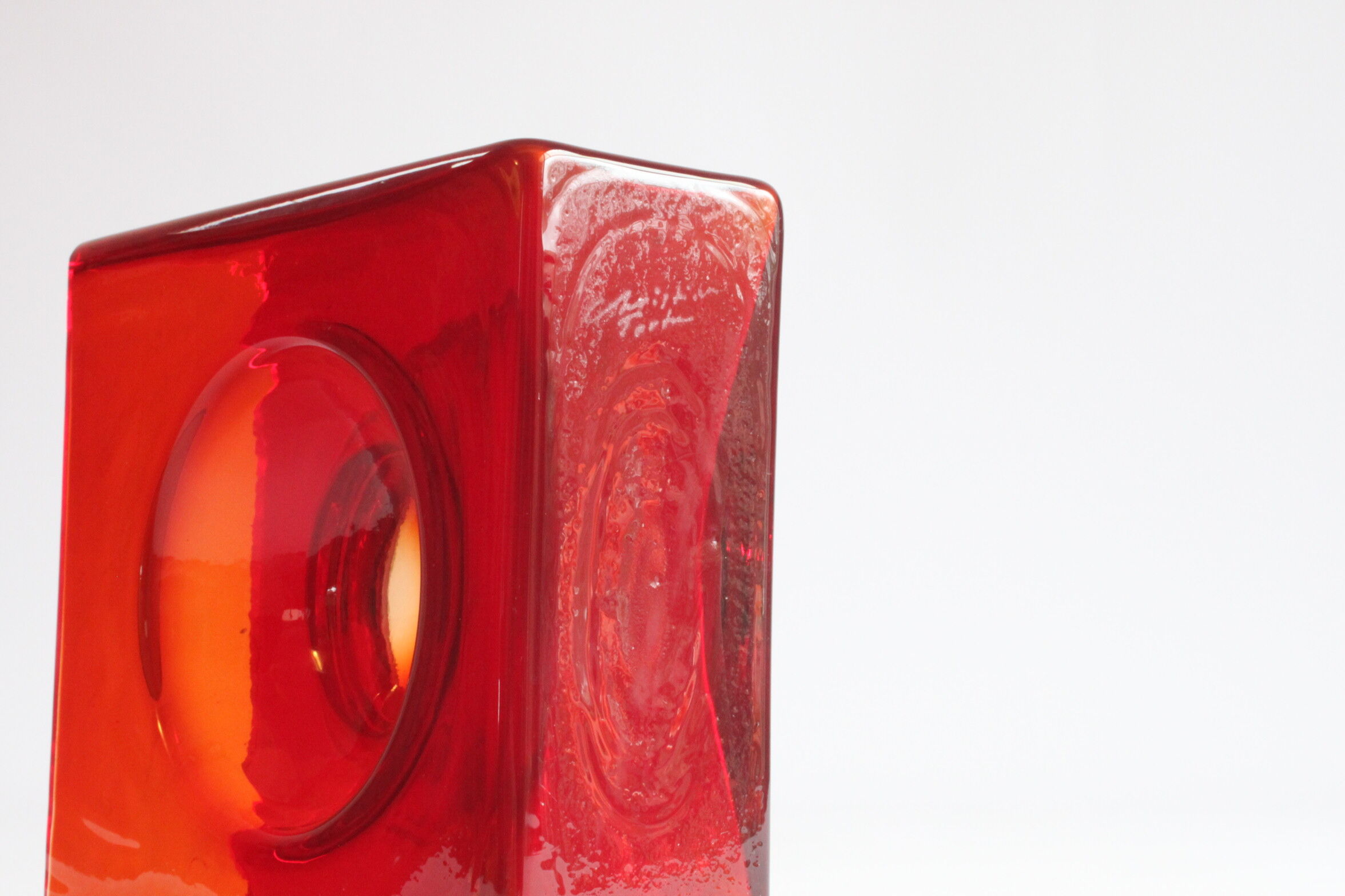 Diabolo red lens vase by Christian Tortu