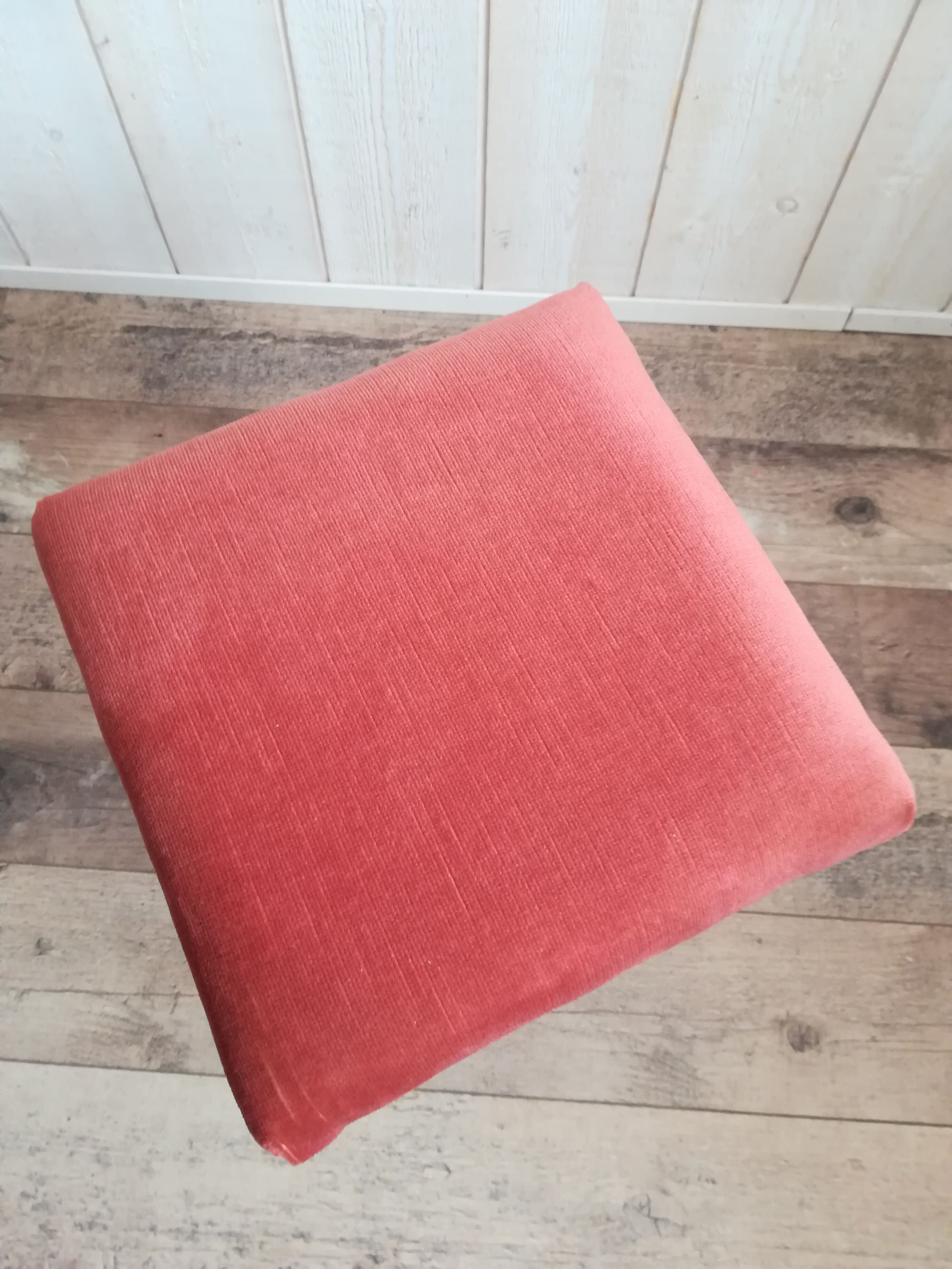 Rests pink velvet feet