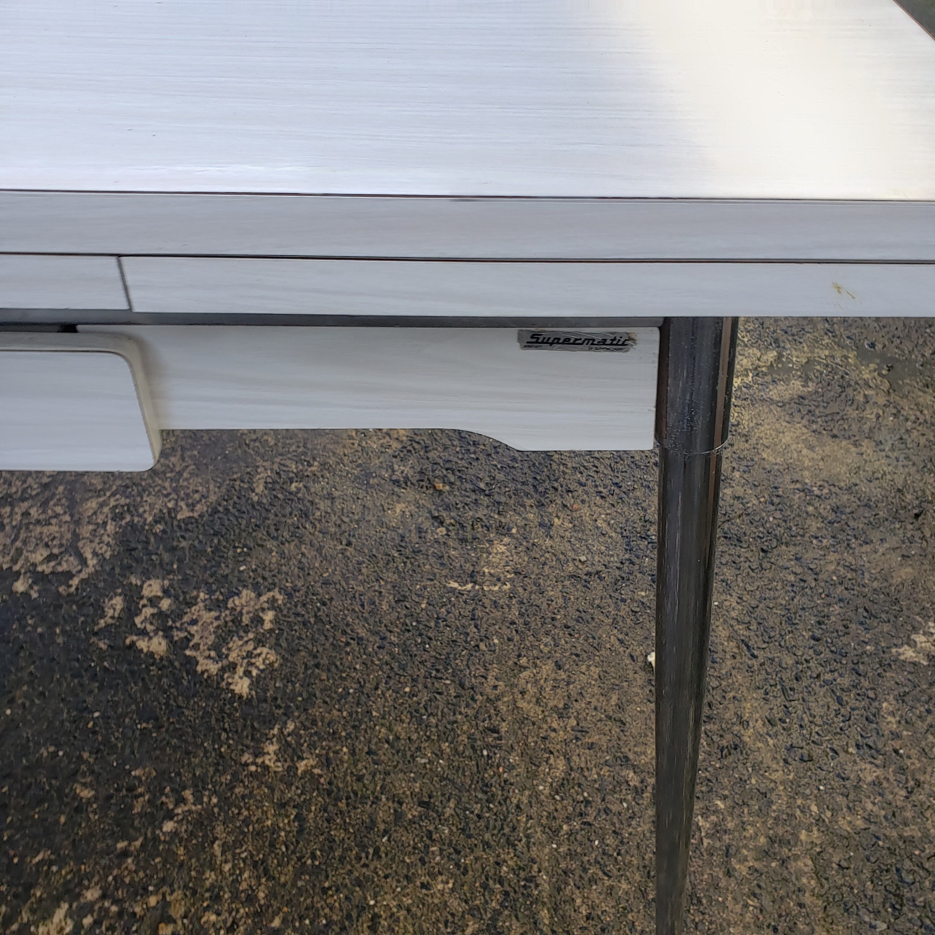 Formica table with extensions