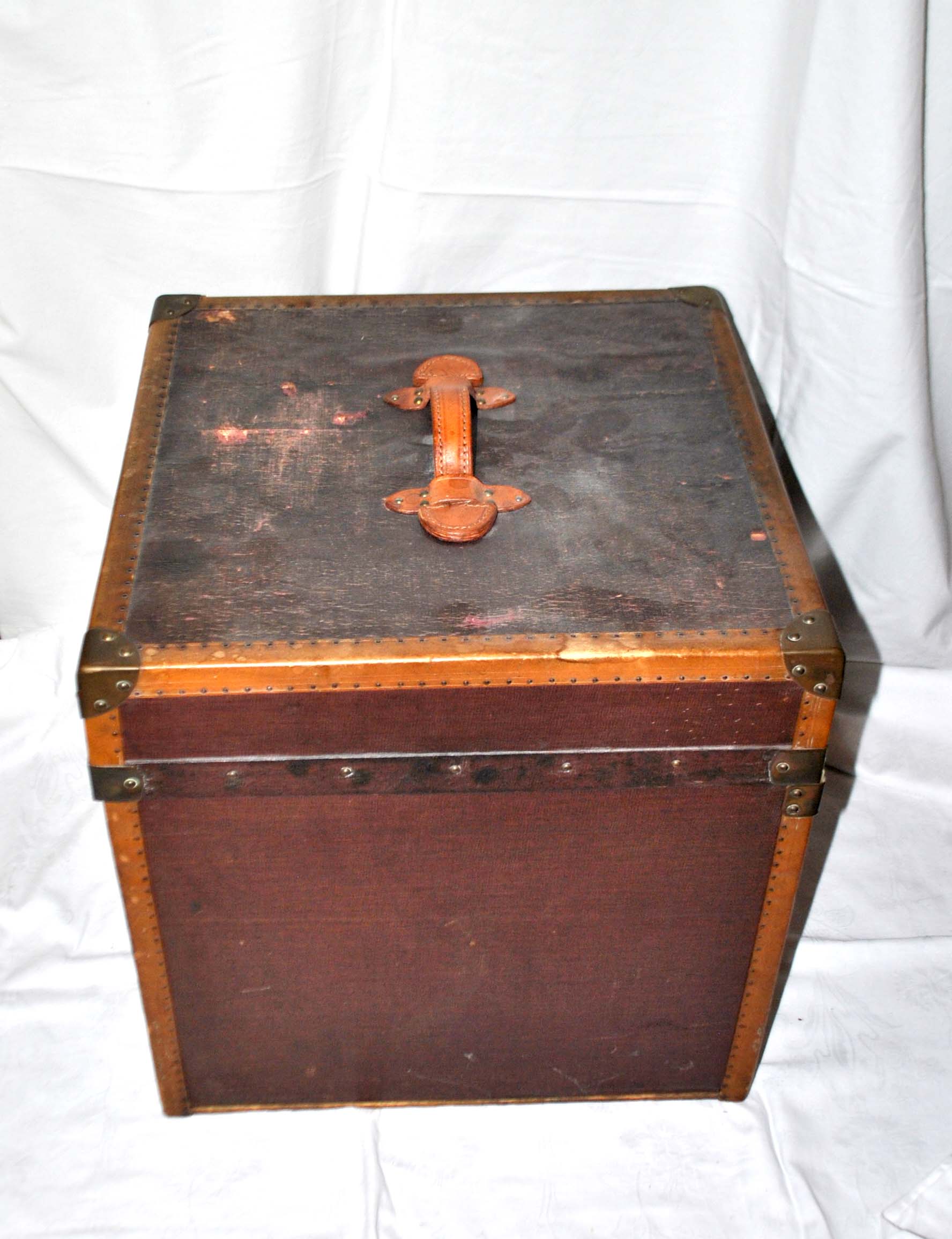 Old square trunk in wood, brass and leather - Travel chest 1920 45cm