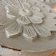 Rondel en bois sculpté patiné