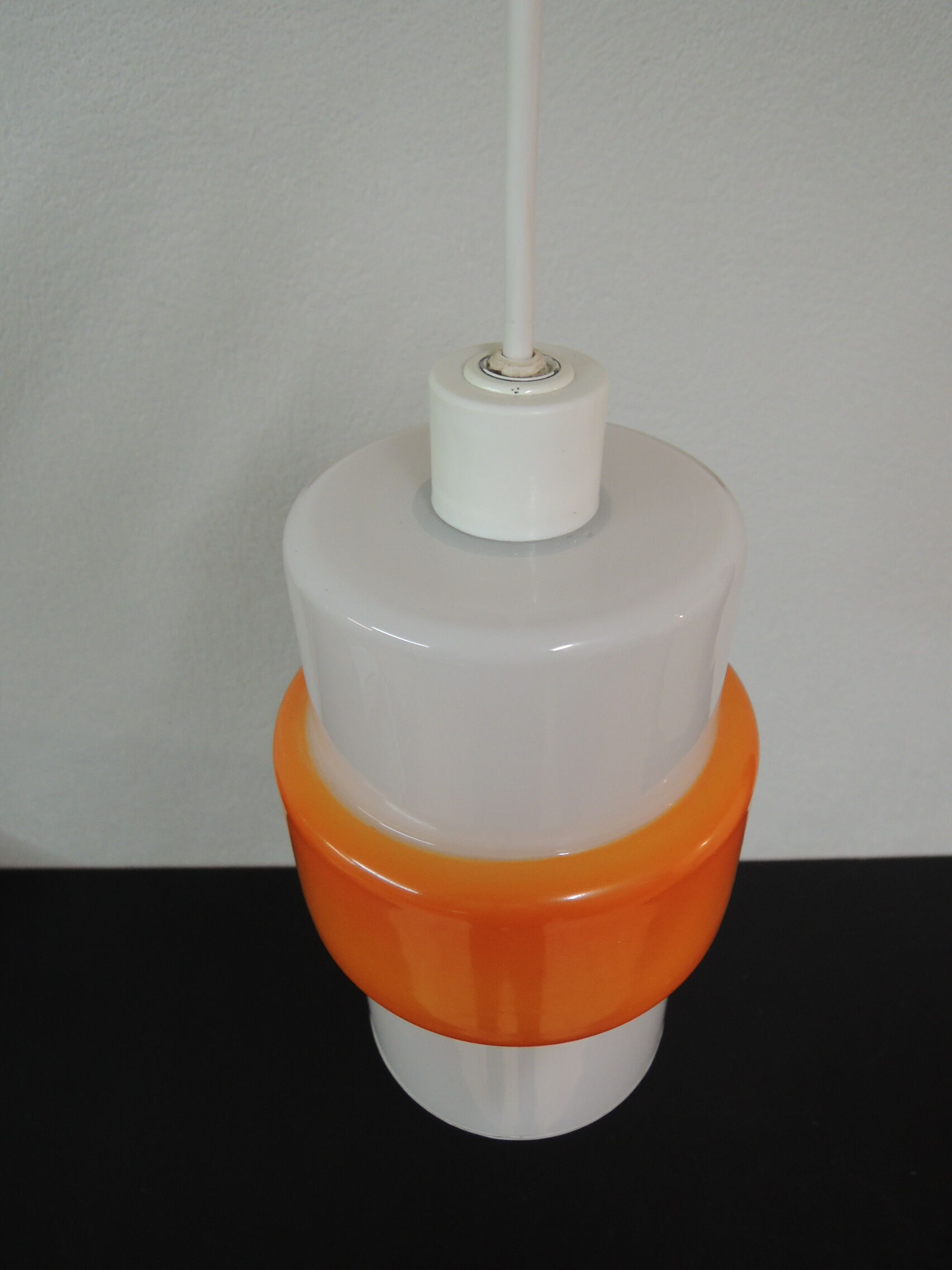 White and orange opaline suspension