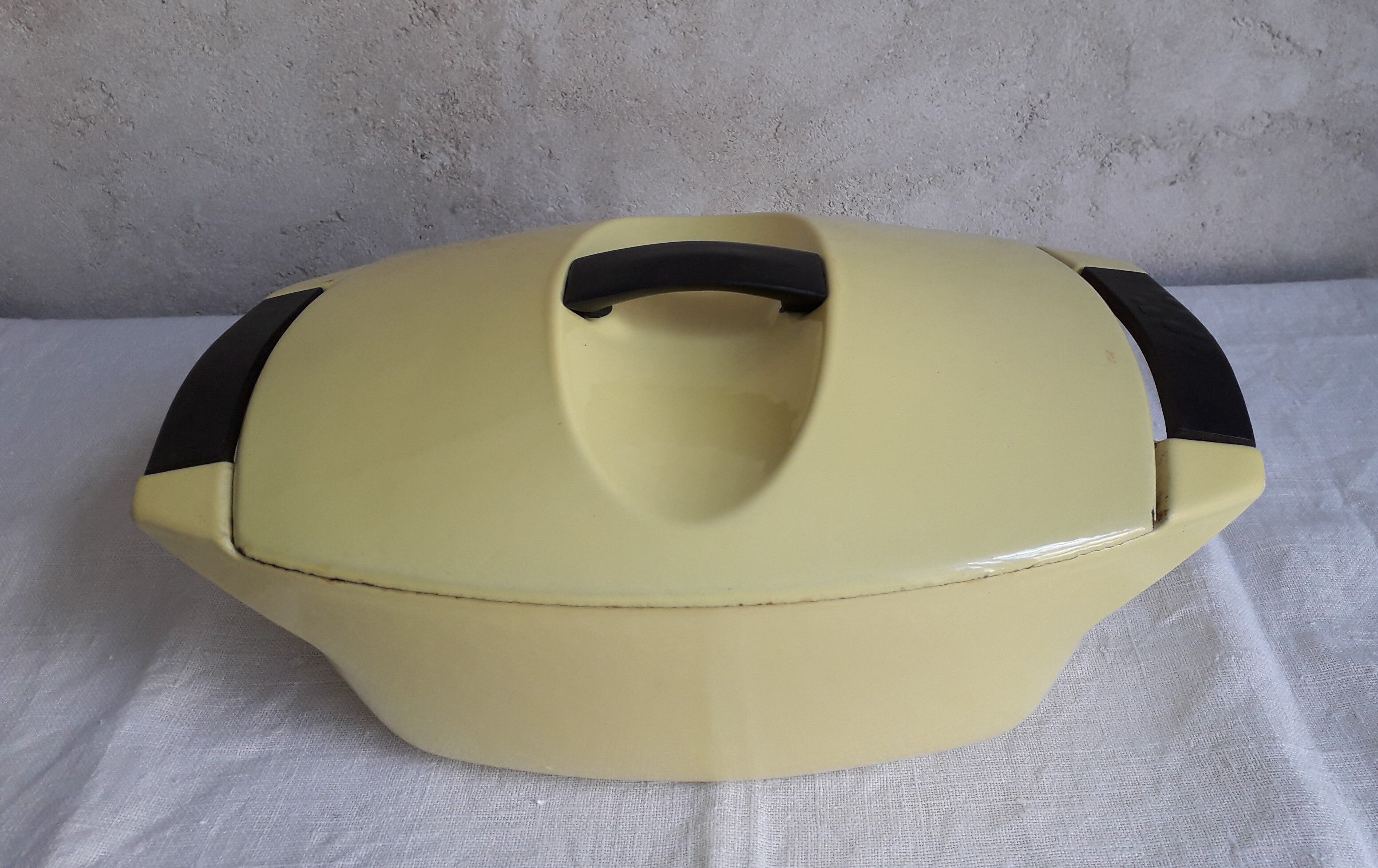 Cocotte en fonte émaillée jaune Le Creuset design Raymond Loewy