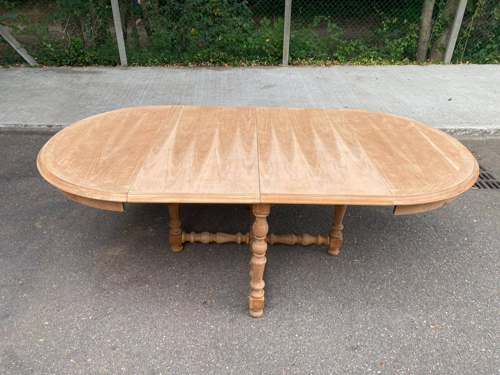Round extendable farmhouse dining table, stripped, Louis XIII style from the 1960s.
