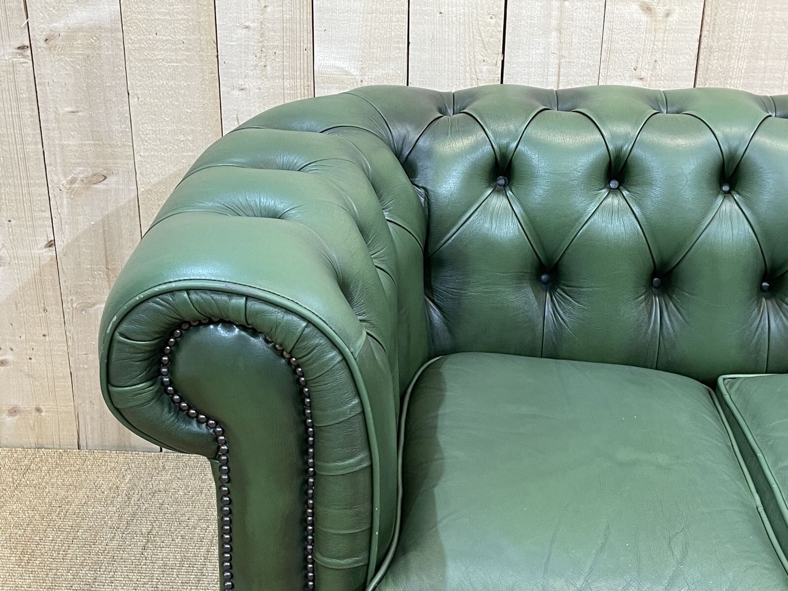 Chesterfield sofa in green leather 3 places from the 80s