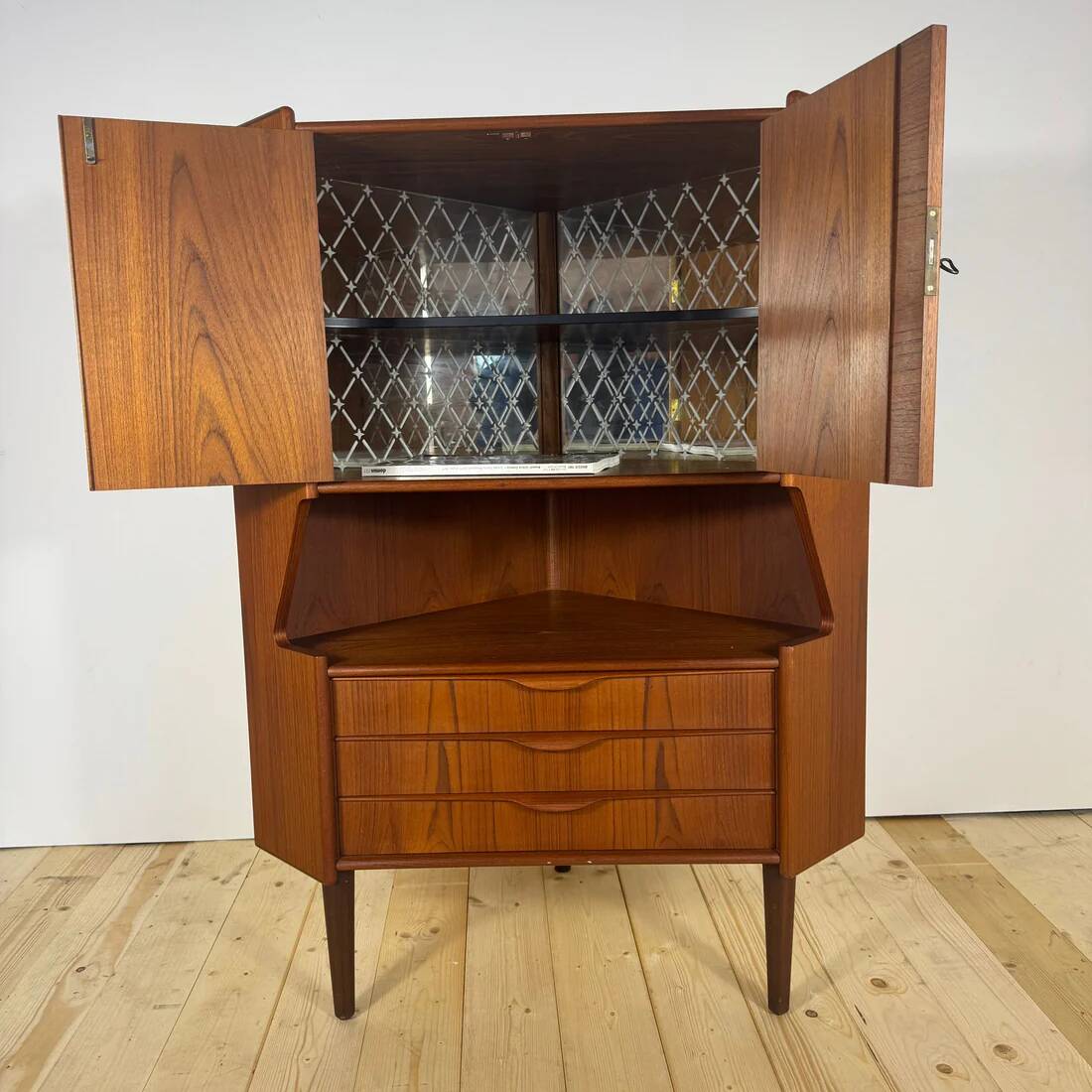Meuble d'angle danois en teck – Mid-Century