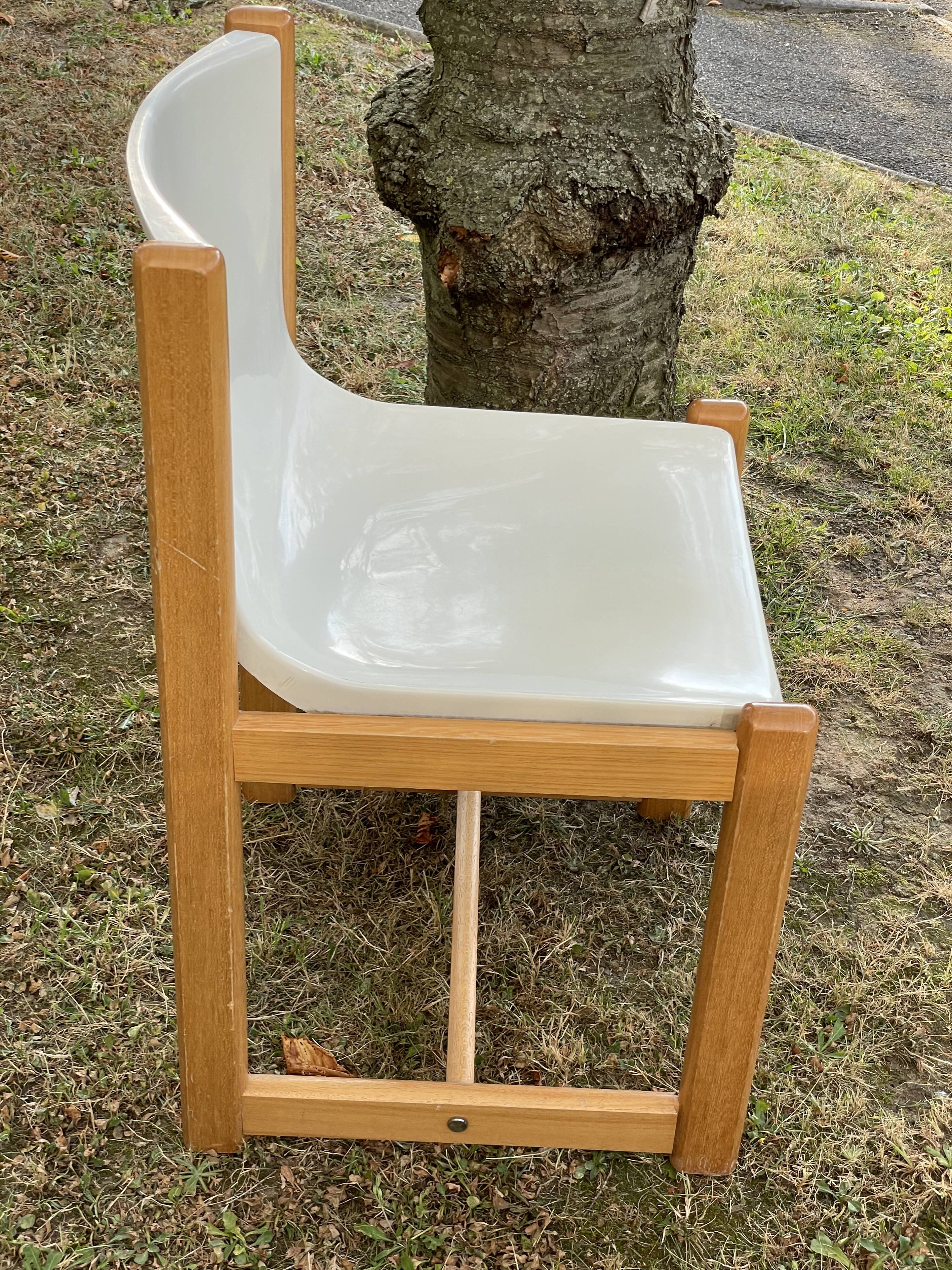 Gautier chair in white thermoformed plastic and wood