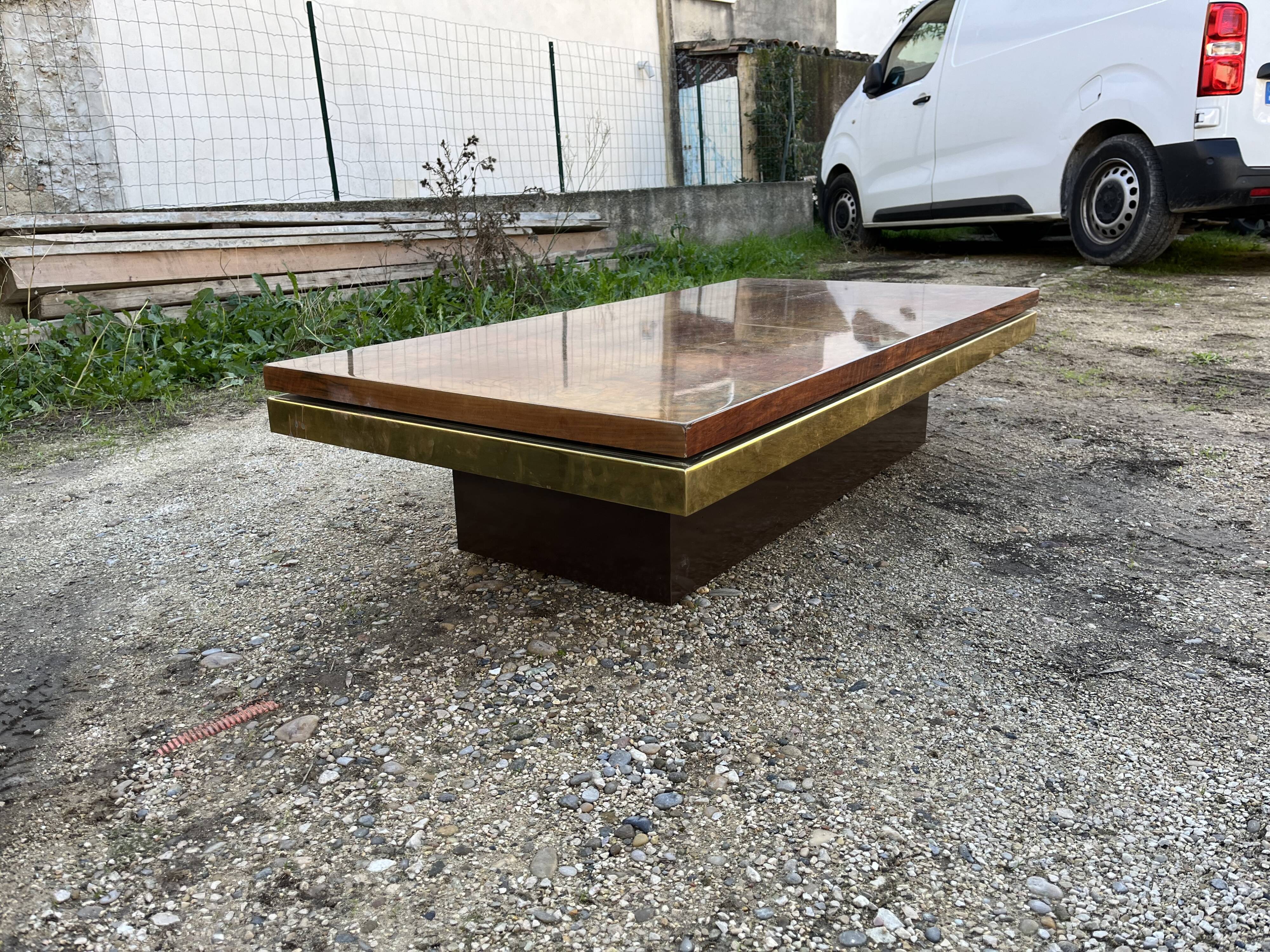Design coffee table in walnut and brass 70 years