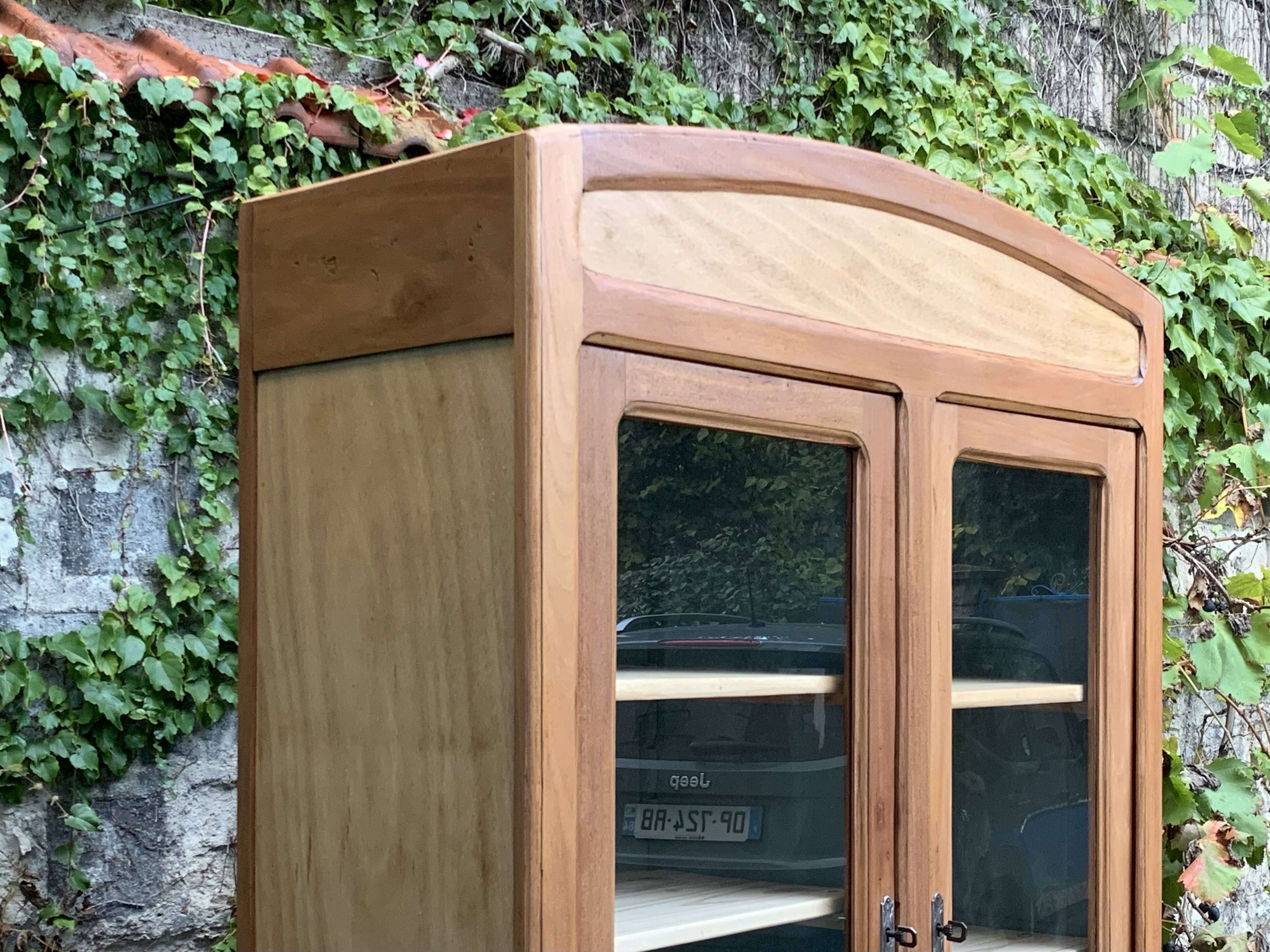 Armoire parisienne d’hôtel vitrée bois brut 1930