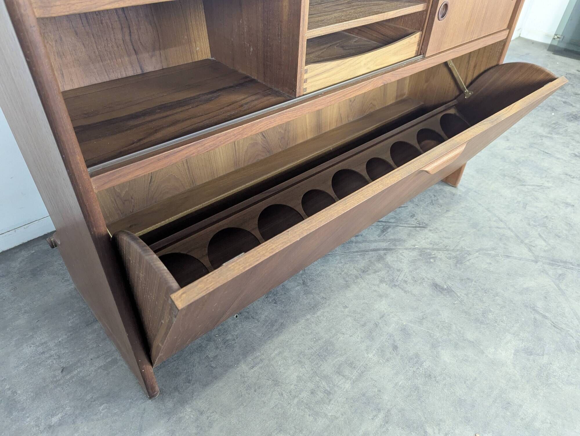 Model bar SK 661 in rosewood by Johannes Andersen for Skanning & Son.