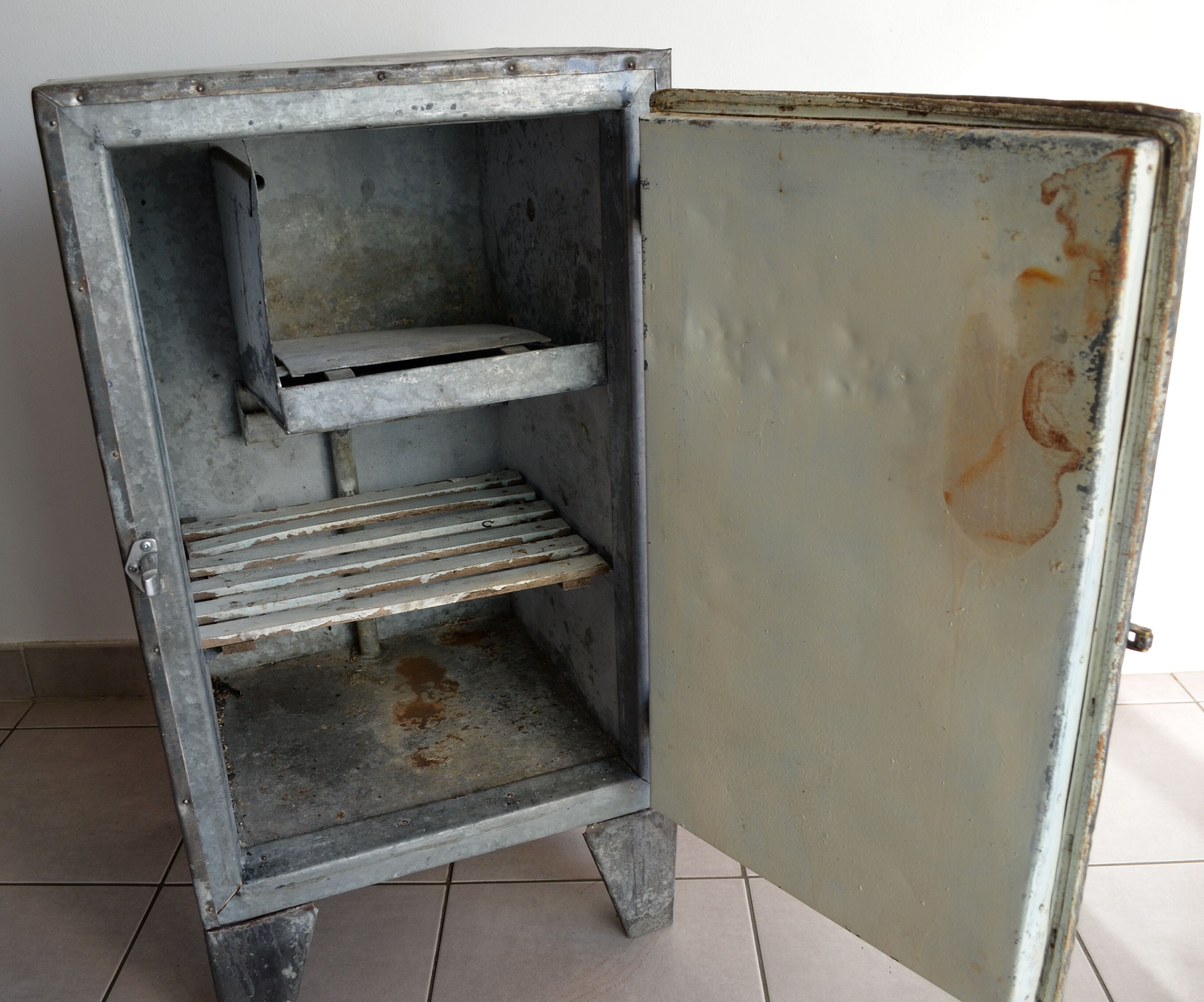 Ancien meuble glacière en zinc