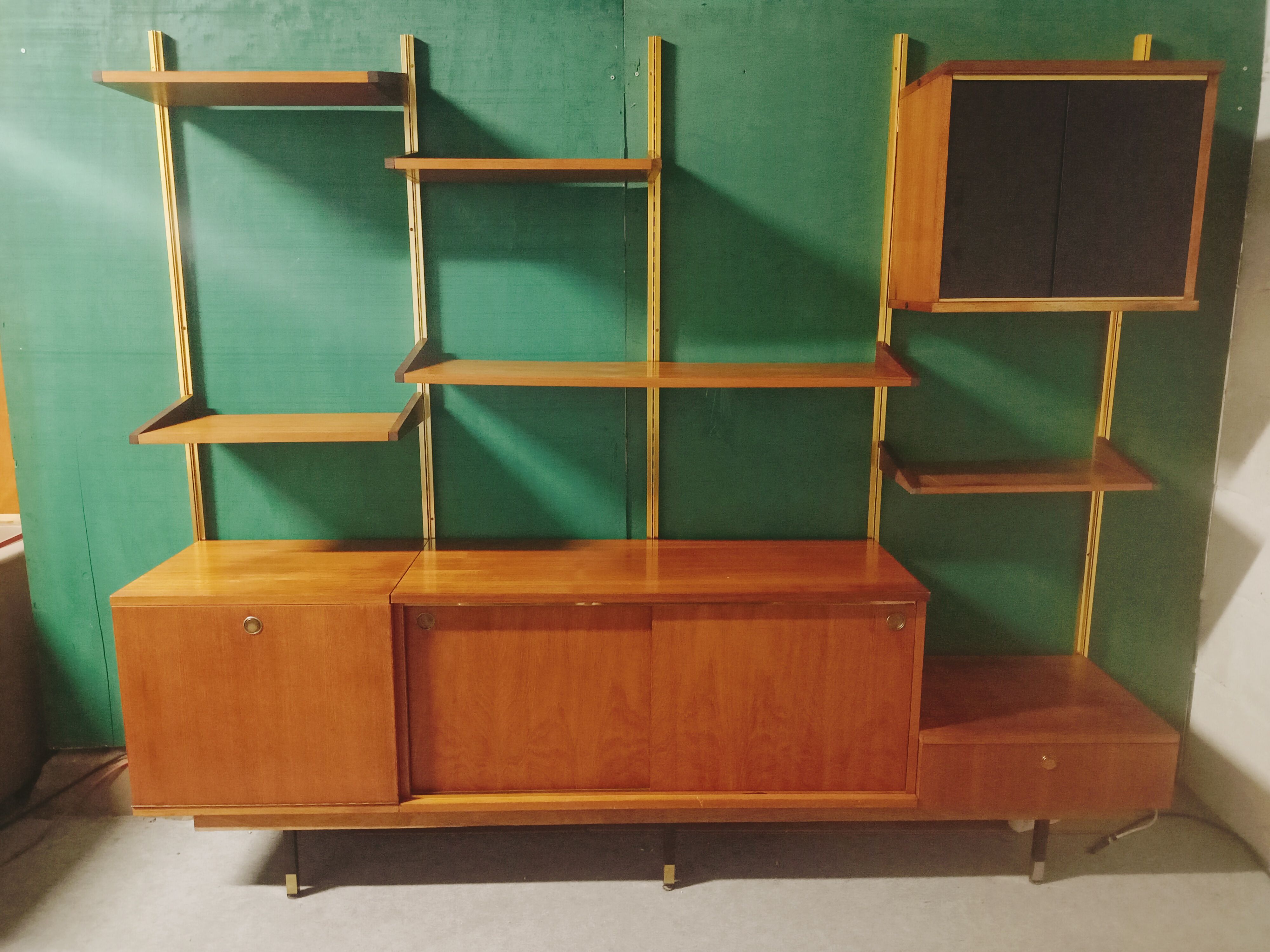 Modular wall shelf in Paolozzi teak