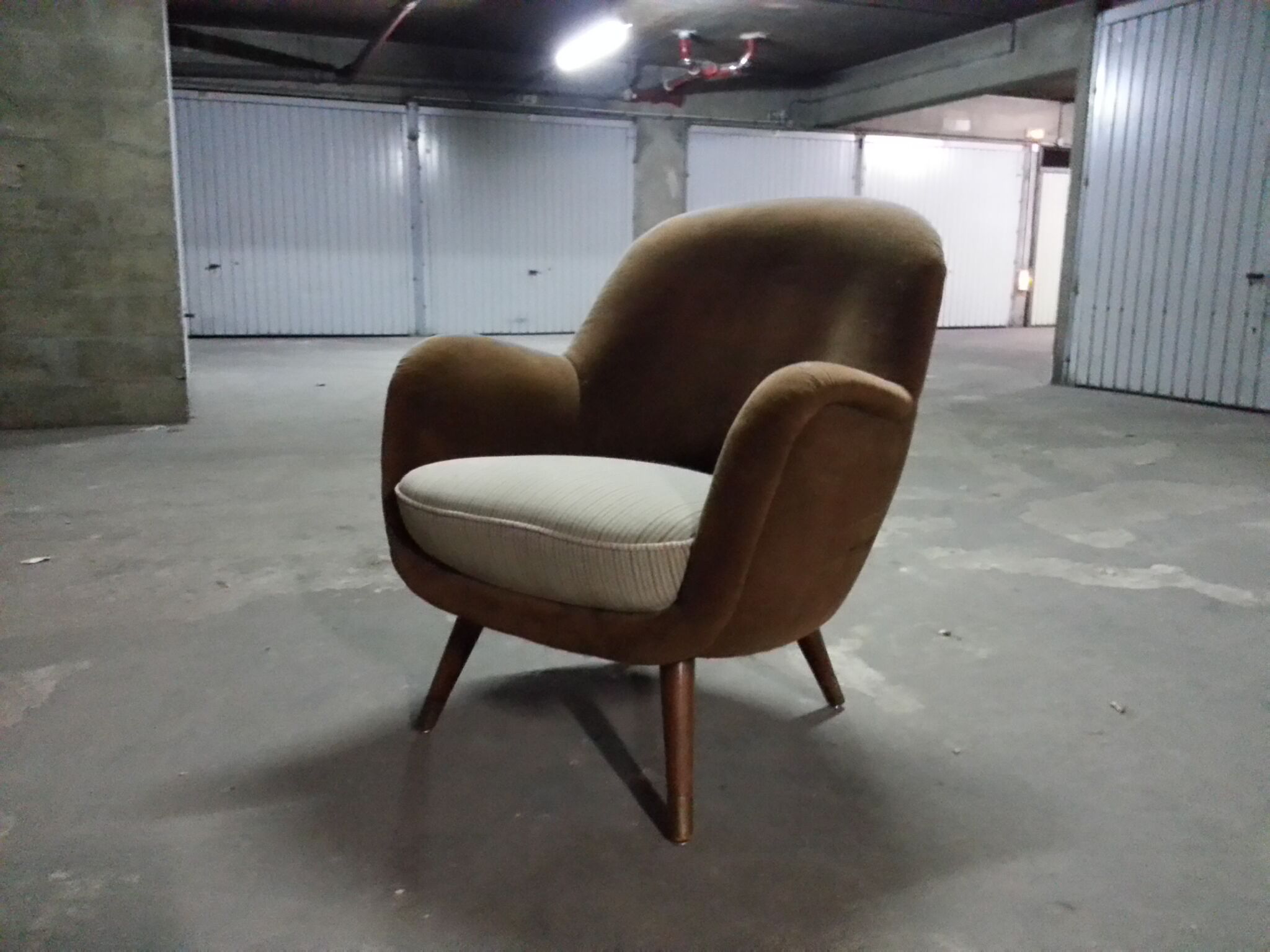 The years 50-60 in Velvet Brown EGG egg Chair