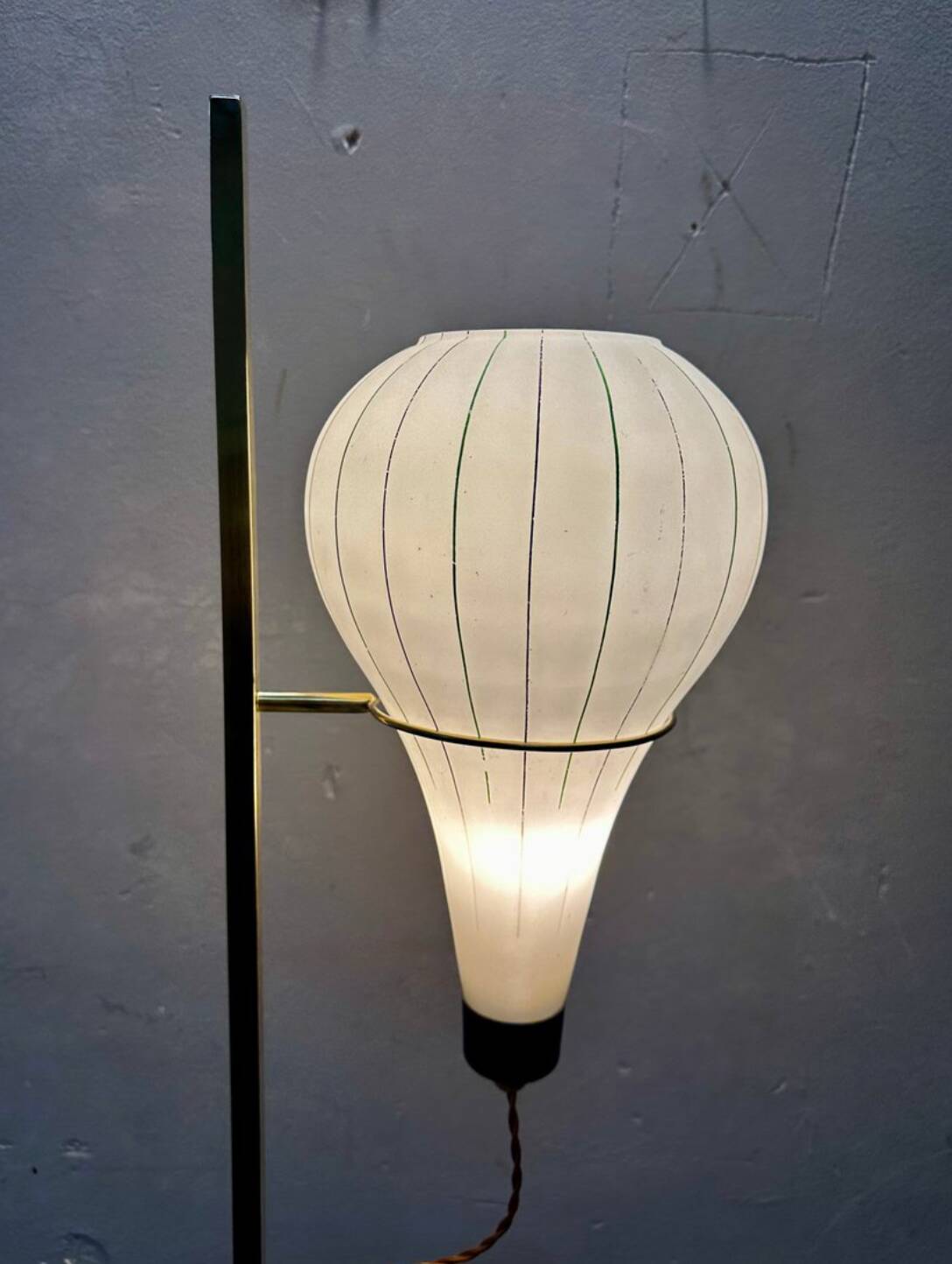 Lampada da terra in vetro opalino e ottone, anni '60