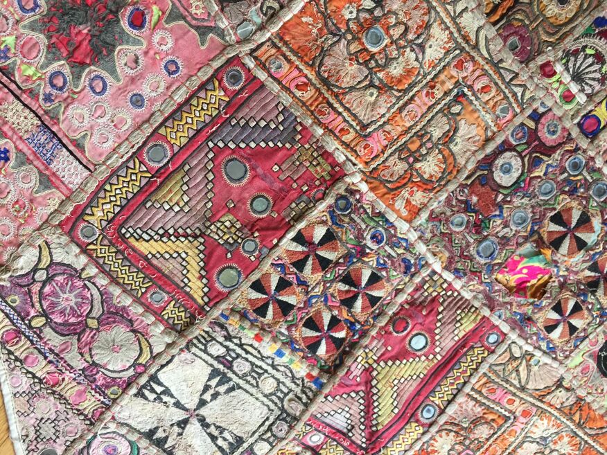 Tapis patchwork Indien d'origine en tissus vintage de Rajasthan 66x133cm |  Selency